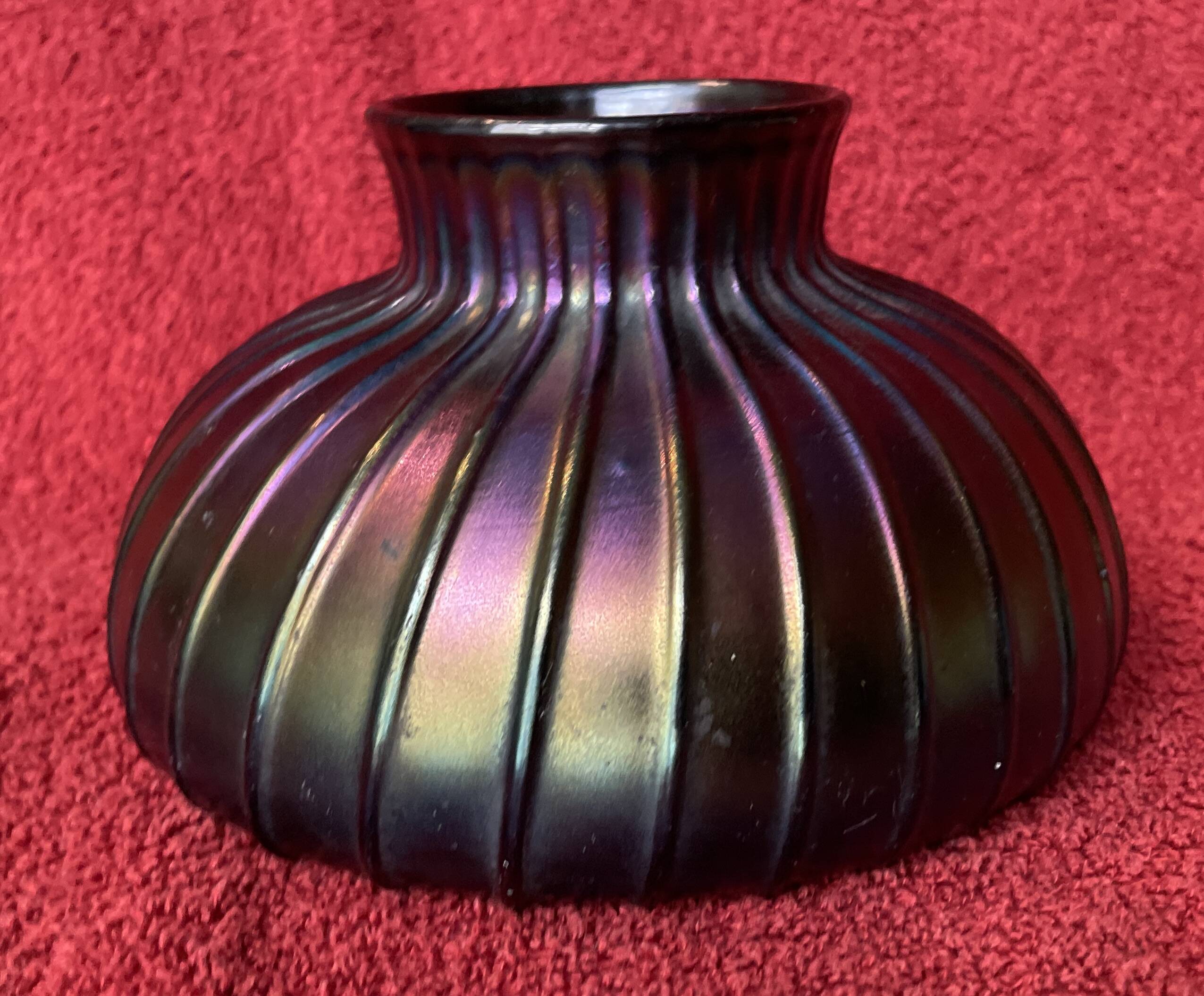 Vase with flat ribbed iridescent glass "peacock feather"
