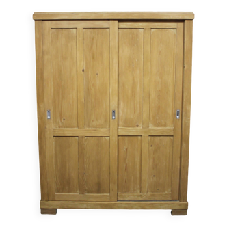 Armoire parisienne