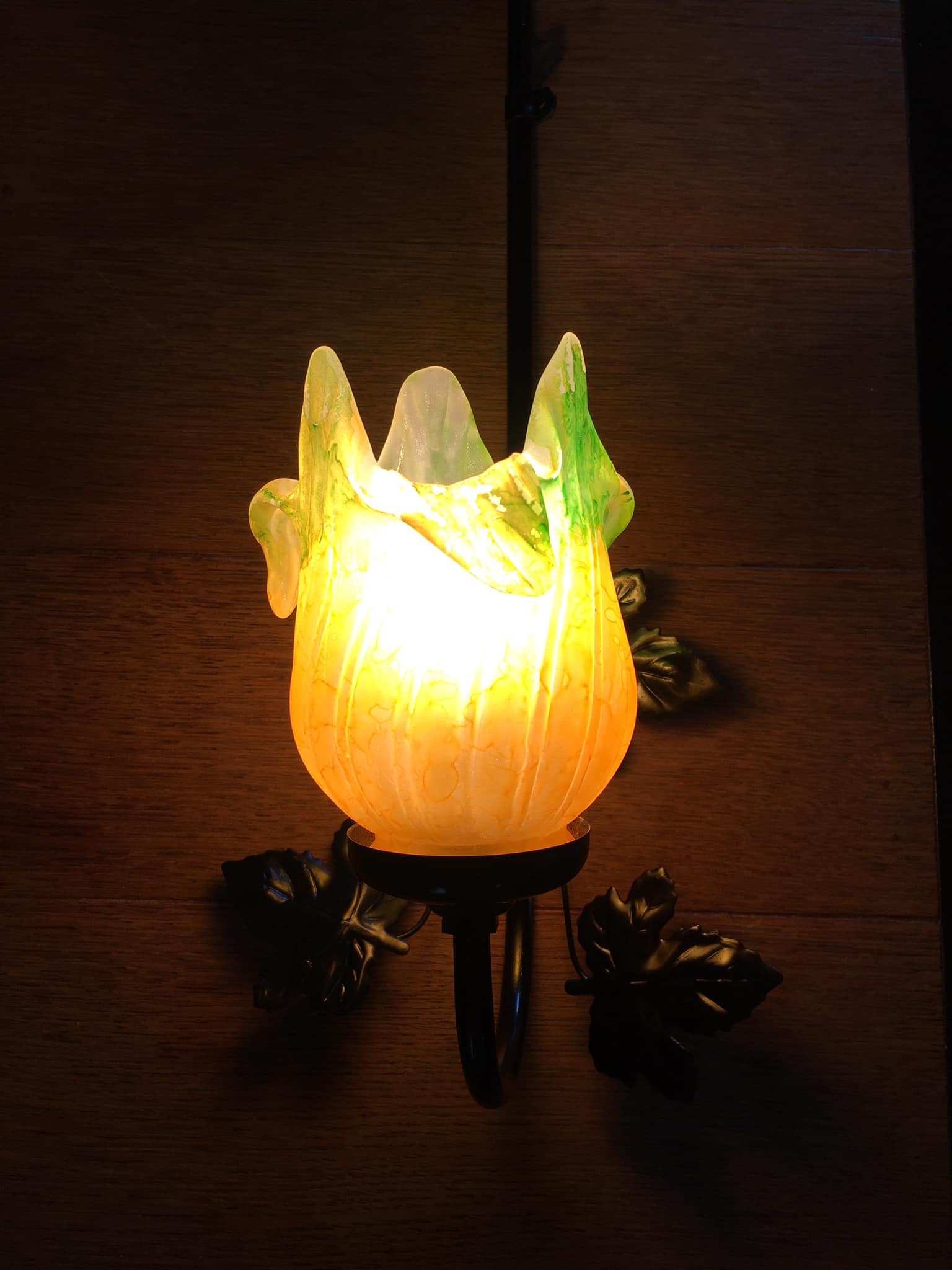Art-deco style wall lamp with black metal support and foliage and glass paste tulip