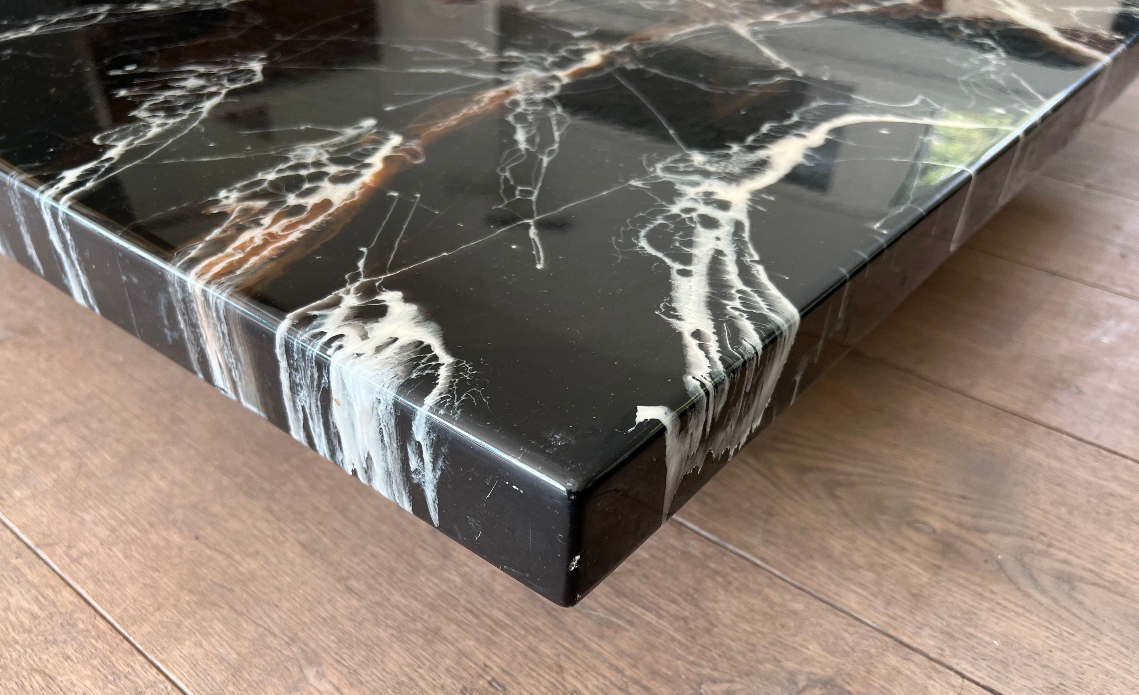 Table basse composée de deux tables design en faux marbre reposant sur piètements chromés de Willy Rizzo