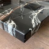 Table basse composée de deux tables design en faux marbre reposant sur piètements chromés de Willy Rizzo