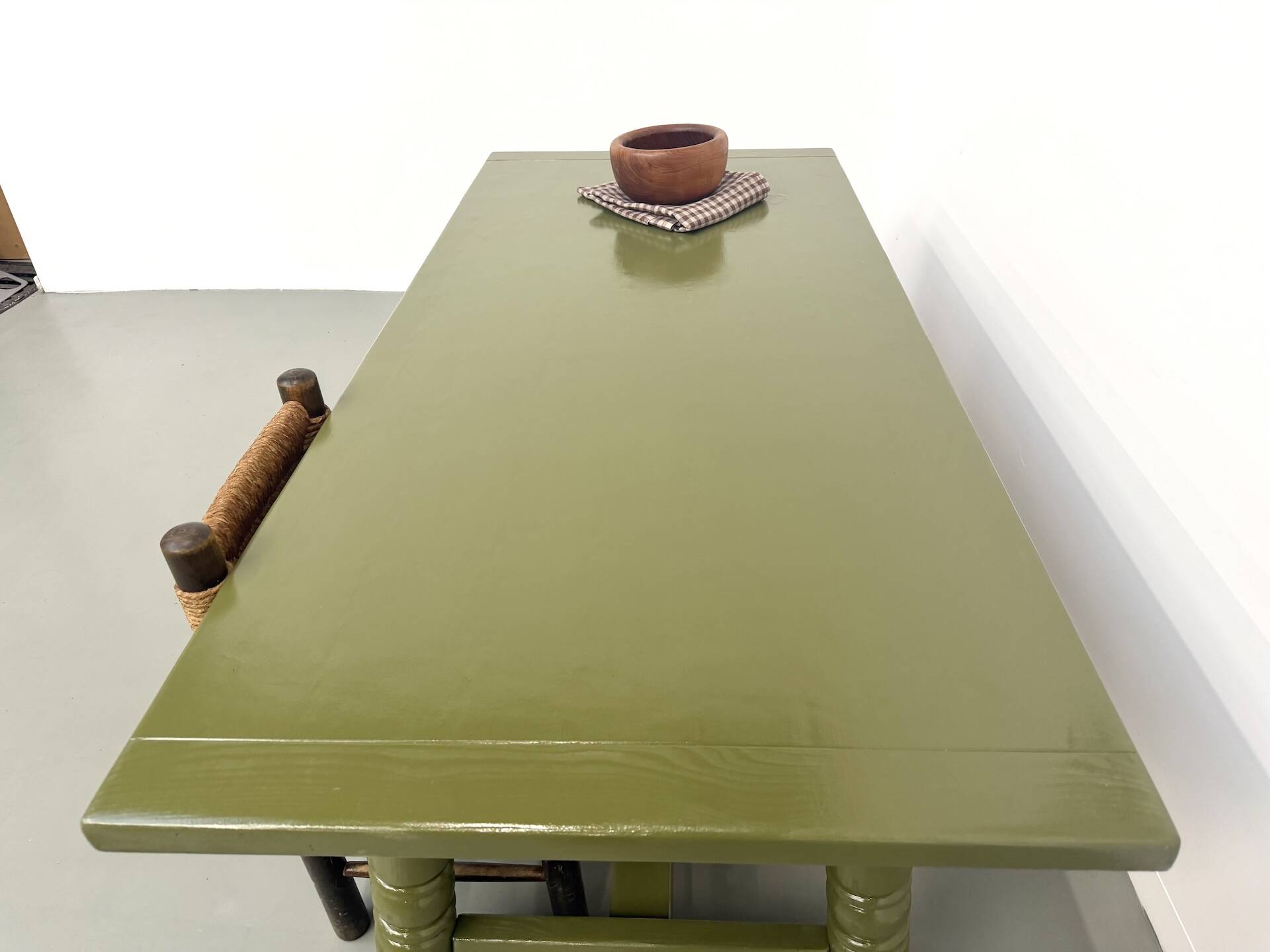Glossy olive green lacquered dining table — DLG Georges Robert, Circa 1970