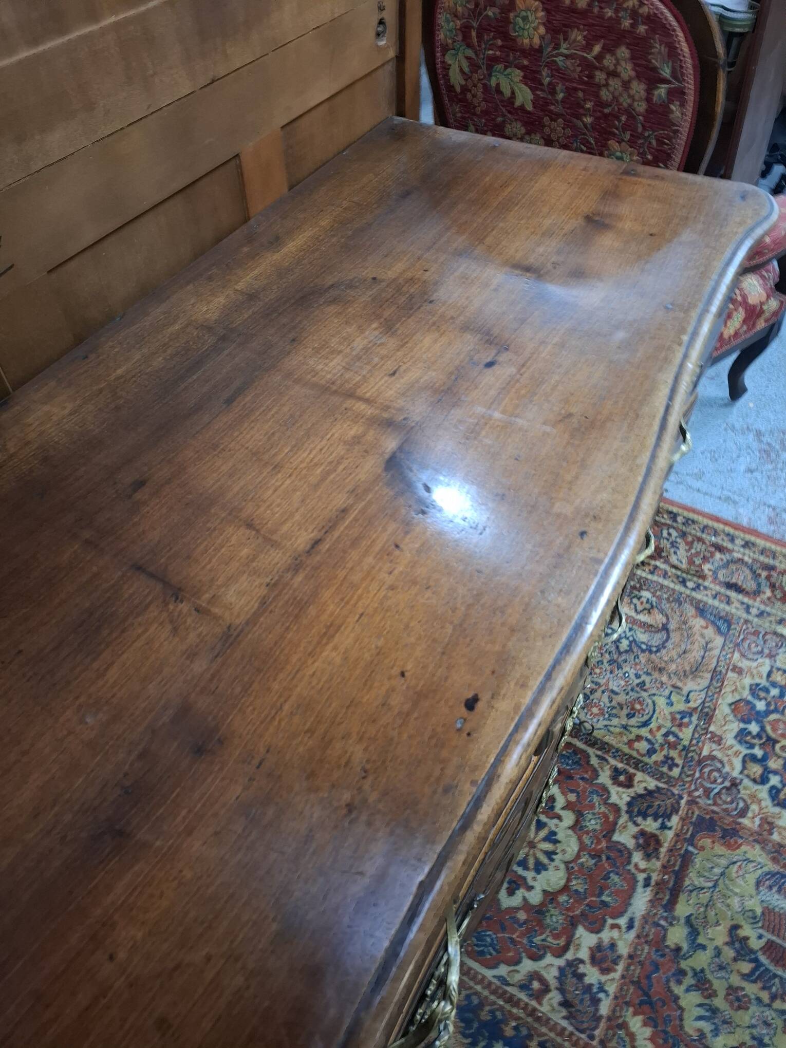 18th century chest of drawers in walnut flag