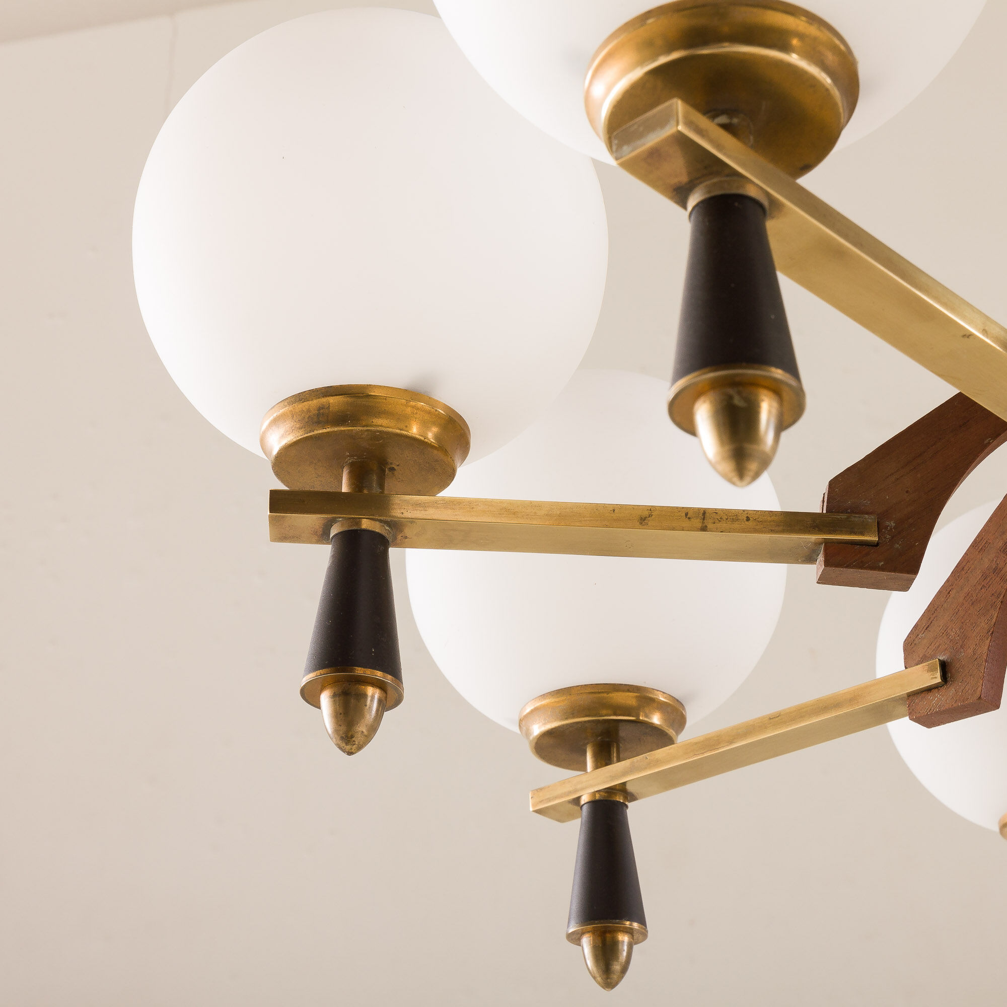 Italian mid-century chandelier in brass and teak, 1960s