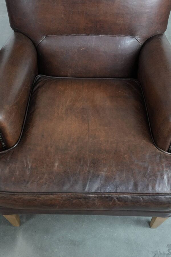 Ensemble de deux fauteuils en peau de mouton au caractère marqué avec une belle couleur profonde.