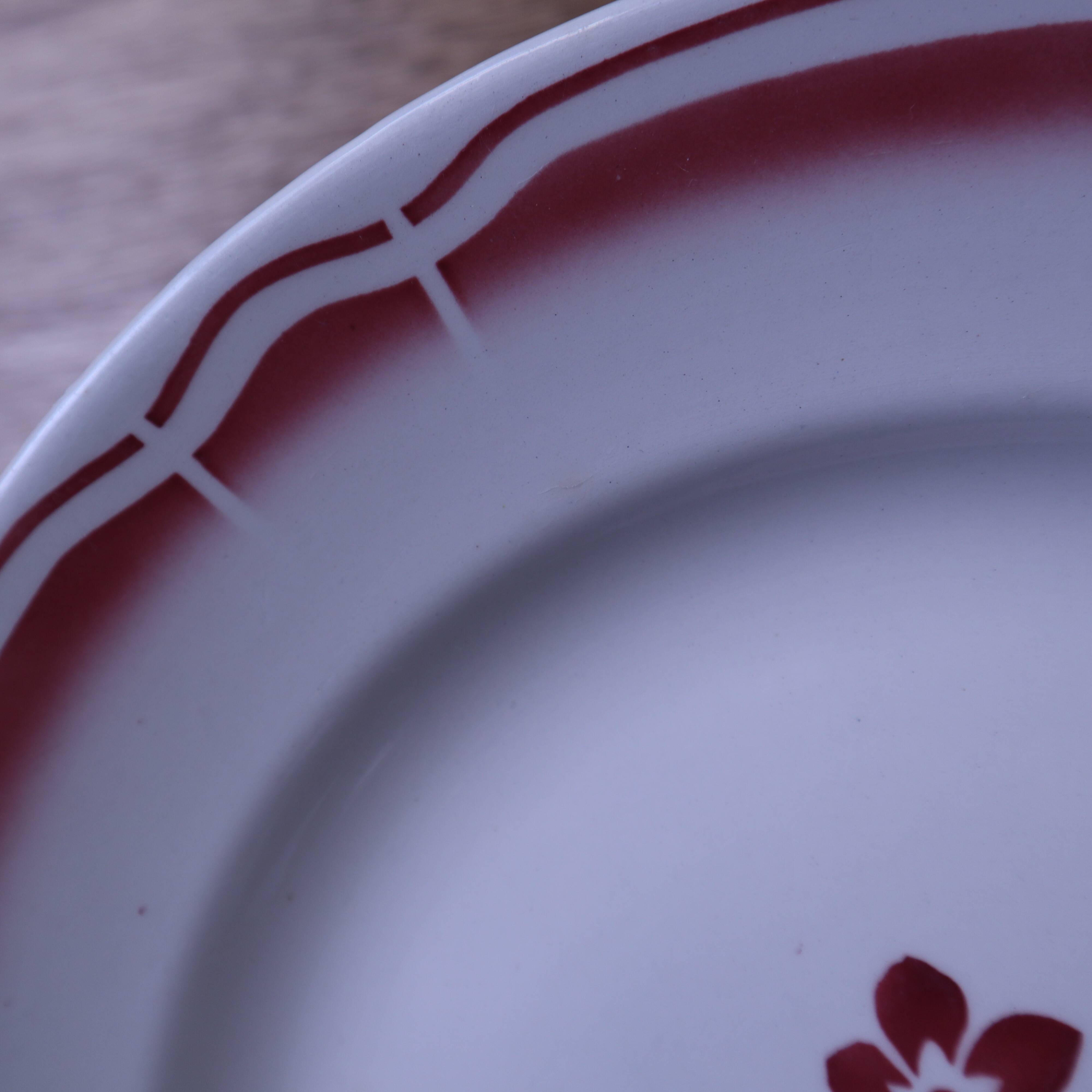 Plat rond fleurs rouge Badonviller
