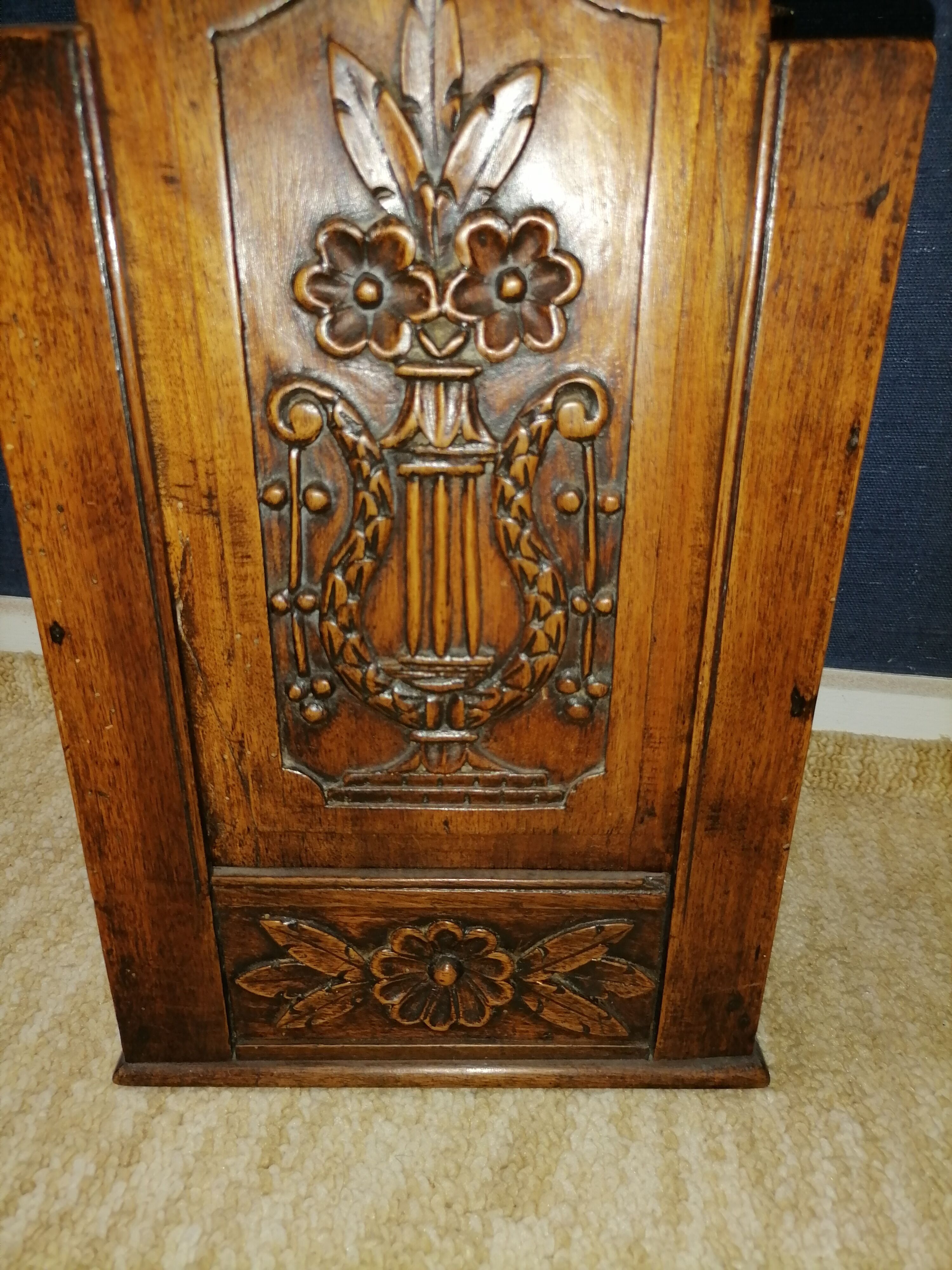 Provencal box walnut with flour or salt