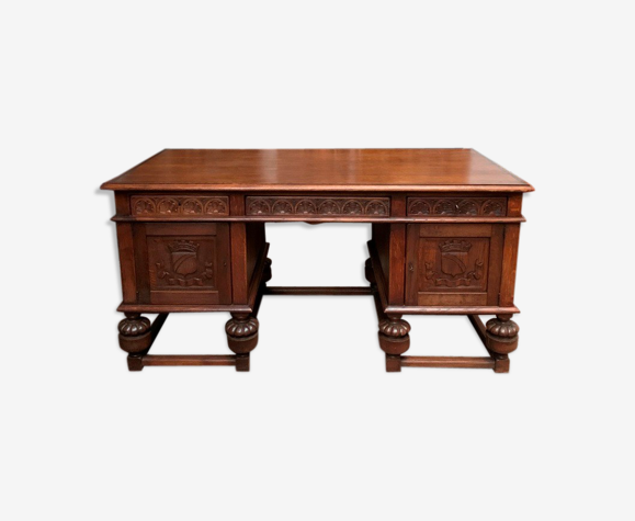 Bureau de style gothique