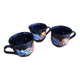 3 tasses Arcoroc noires à motif de fleurs.