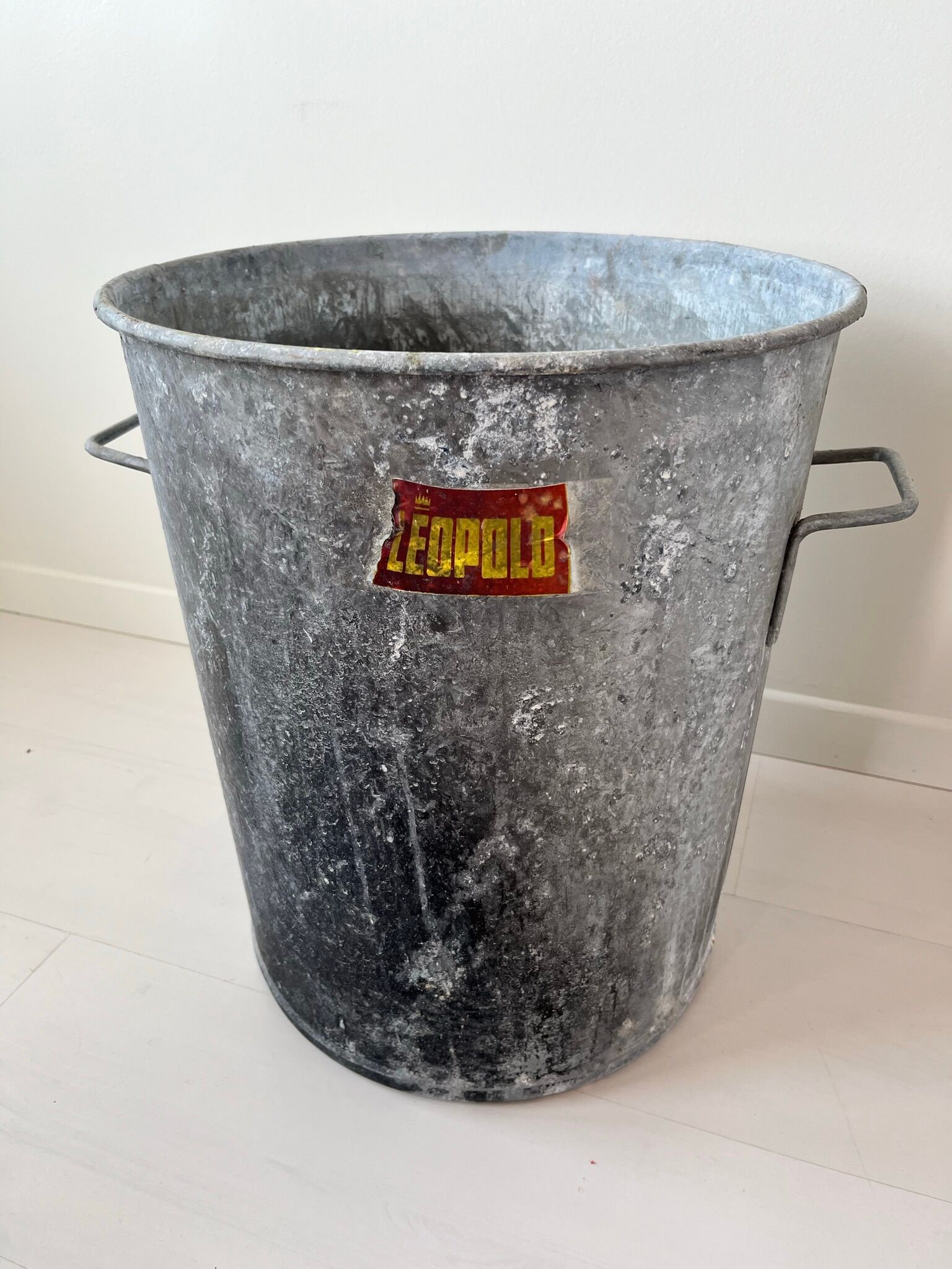 Antique zinc detergent The Leopold Crown