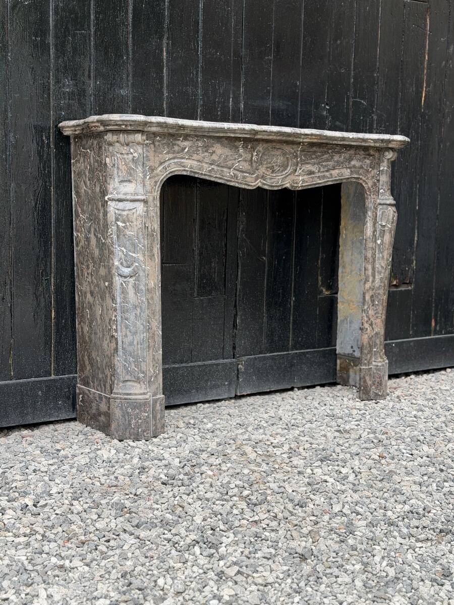 Cheminee de style Louis XV en marbre Stinkal vers 1880