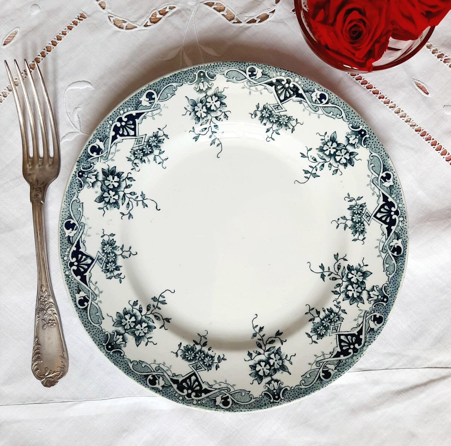 Old flat plates mismatched in iron earth accompanied by a serving dish