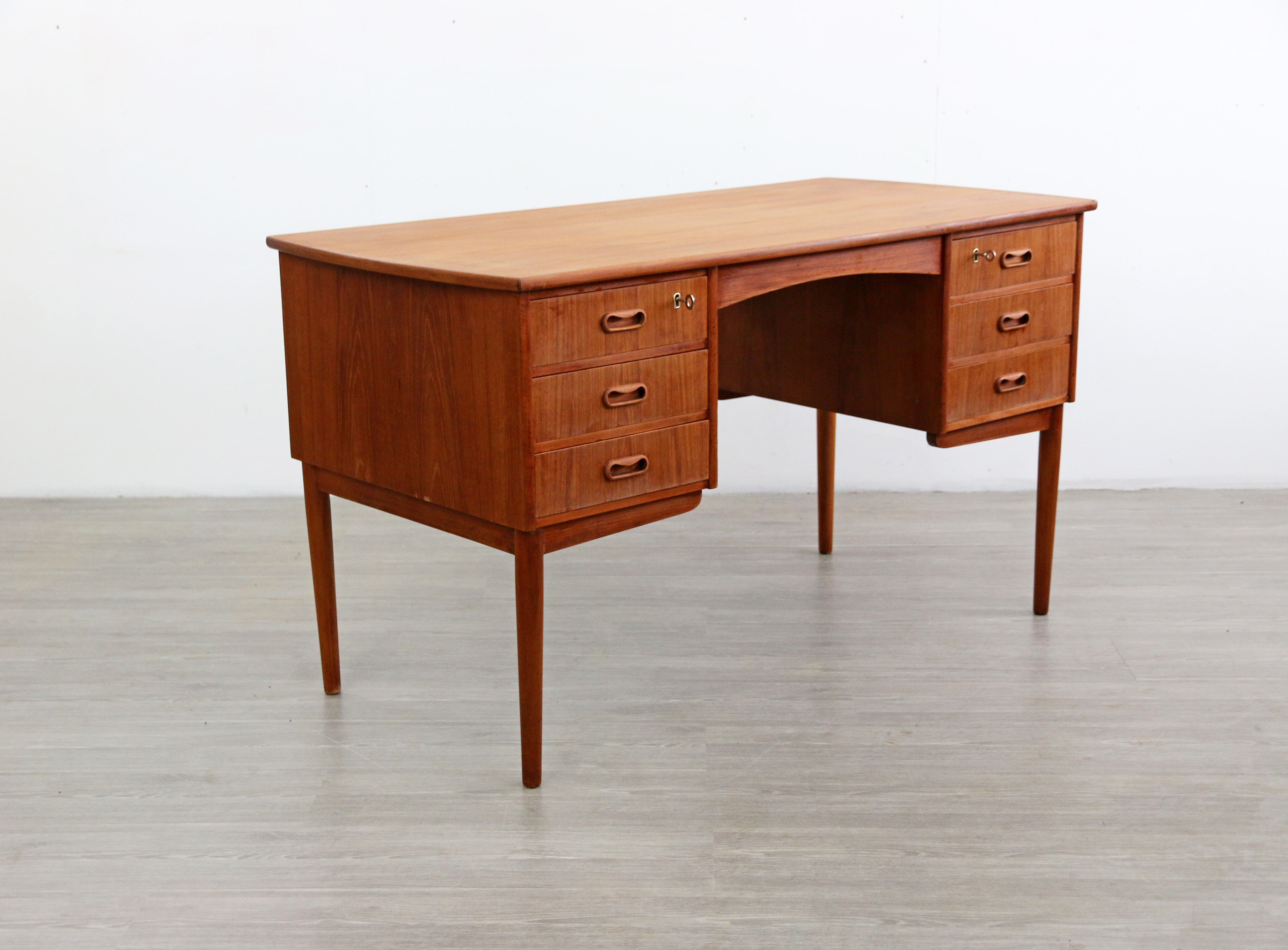 Bureau en teck, années 1960