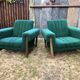 Duo de fauteuils vintage à tissus vert.