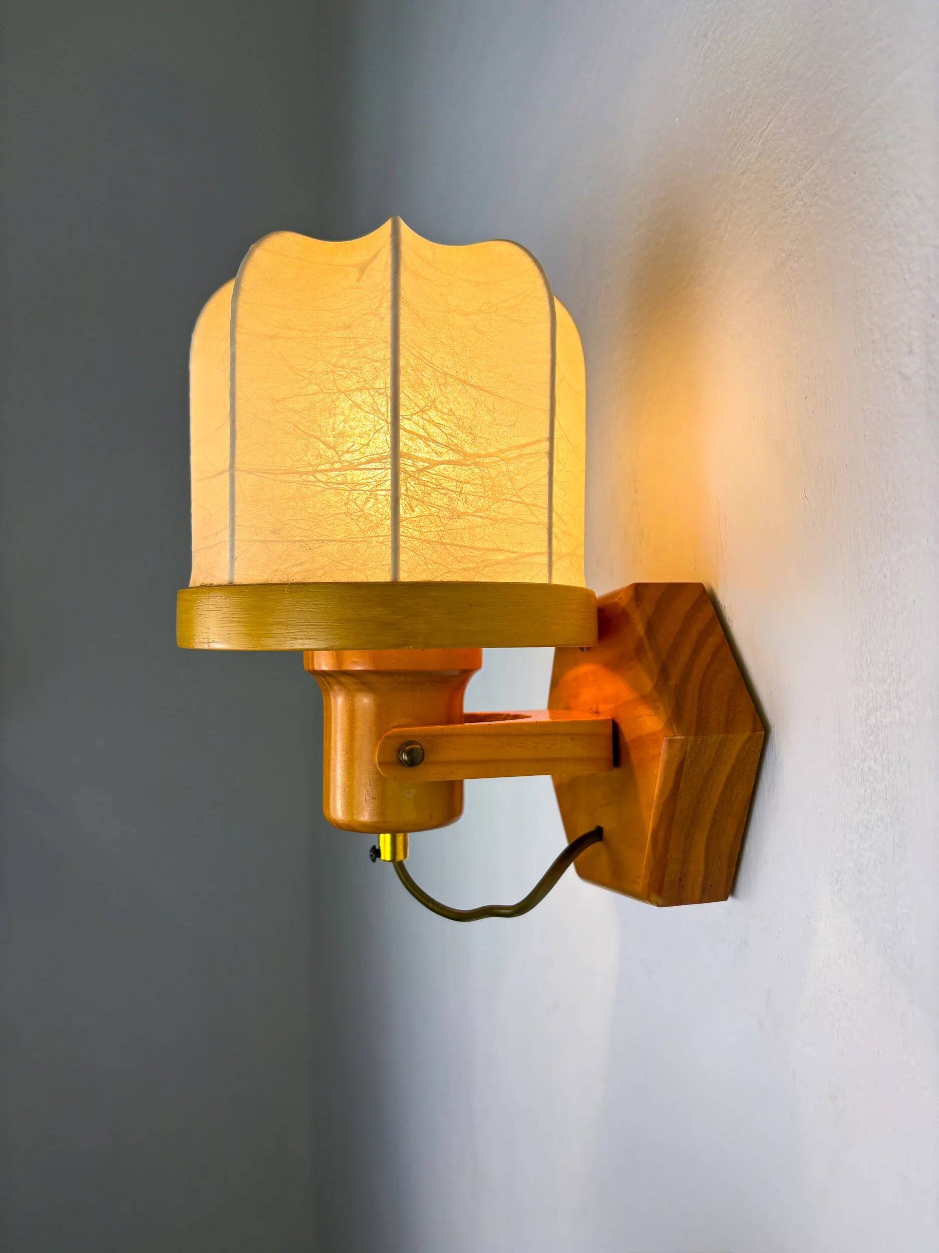 Pair of articulated "Cocoon" wall lights, resin and pine, Italy, circa 1970