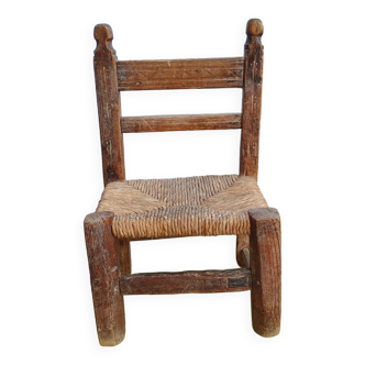 Petite chaise enfant ancienne en bois massif tourné naturel