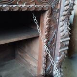 Coffre en bois sculpté