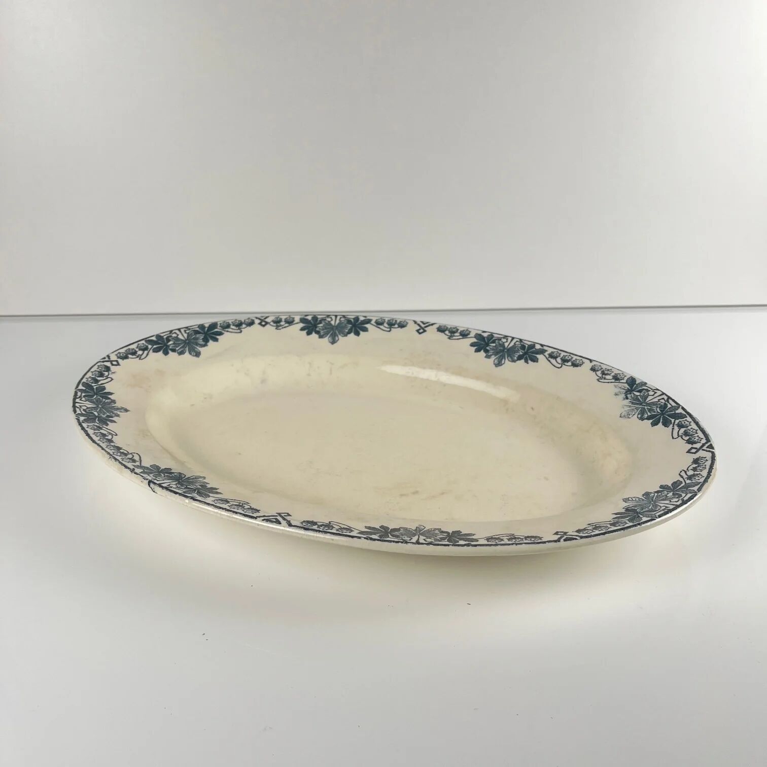 Plat ovale modèle "Tunis" par Longwy, fin XIXe siècle