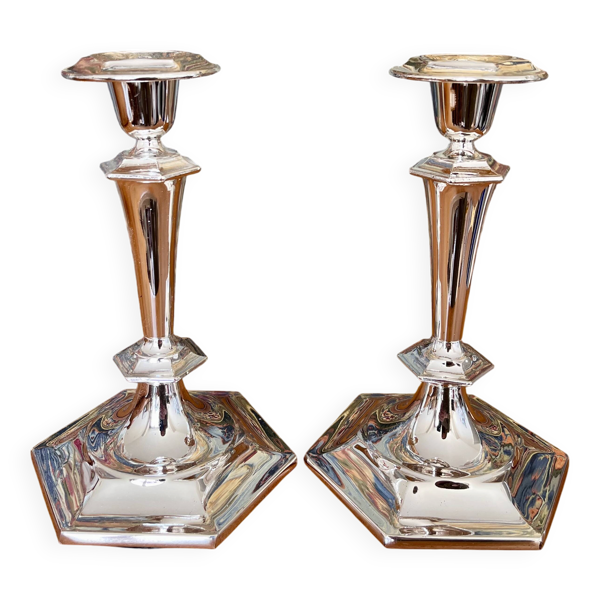 Paire de bougeoirs argentés
