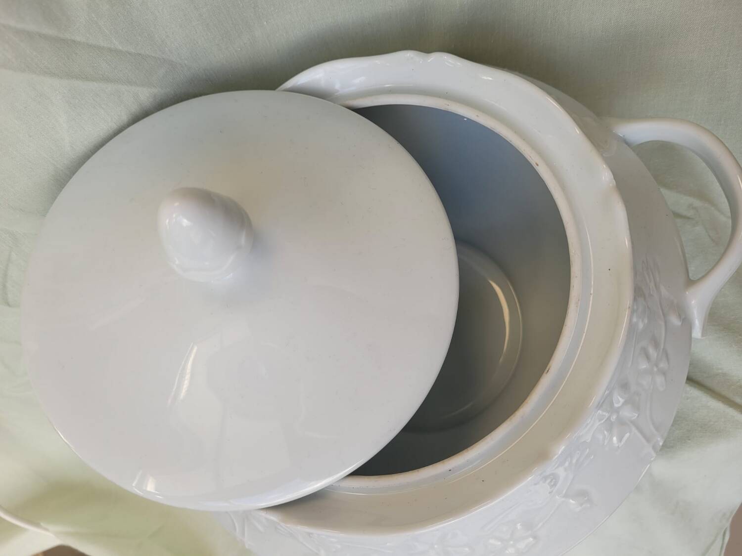 Porcelain tureen