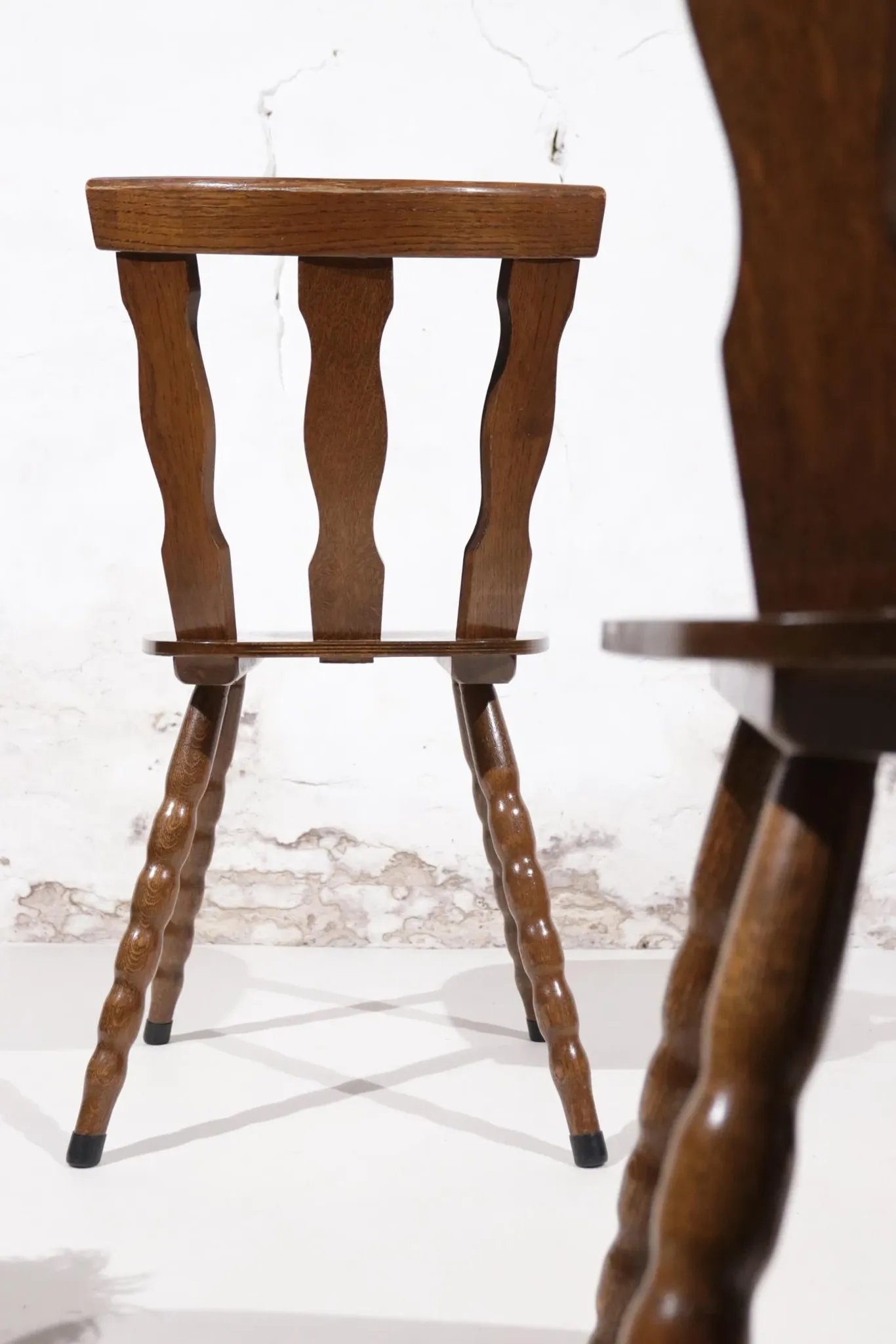 Set of 3 brutalist chairs with arched cut-outs and turned legs