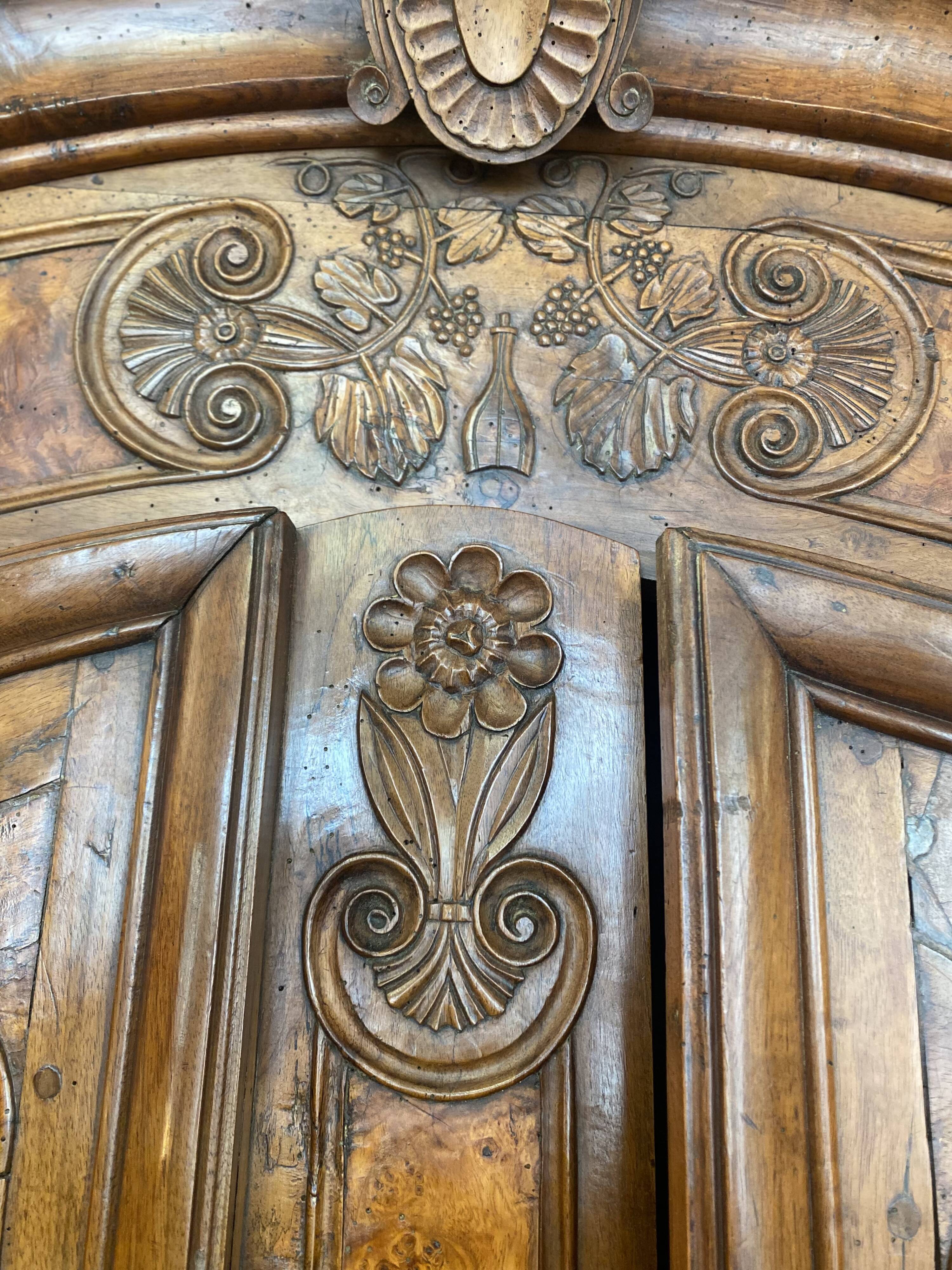 Bressane wardrobe with arched cornice, walnut and fresne magnifying glass.