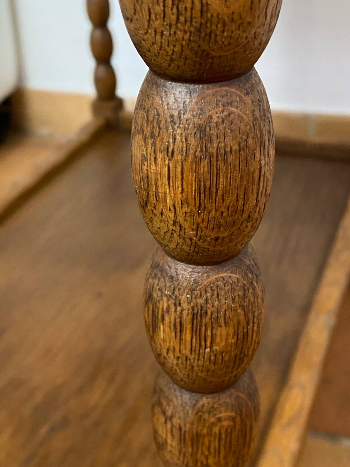Desserte à roulettes en bois touné