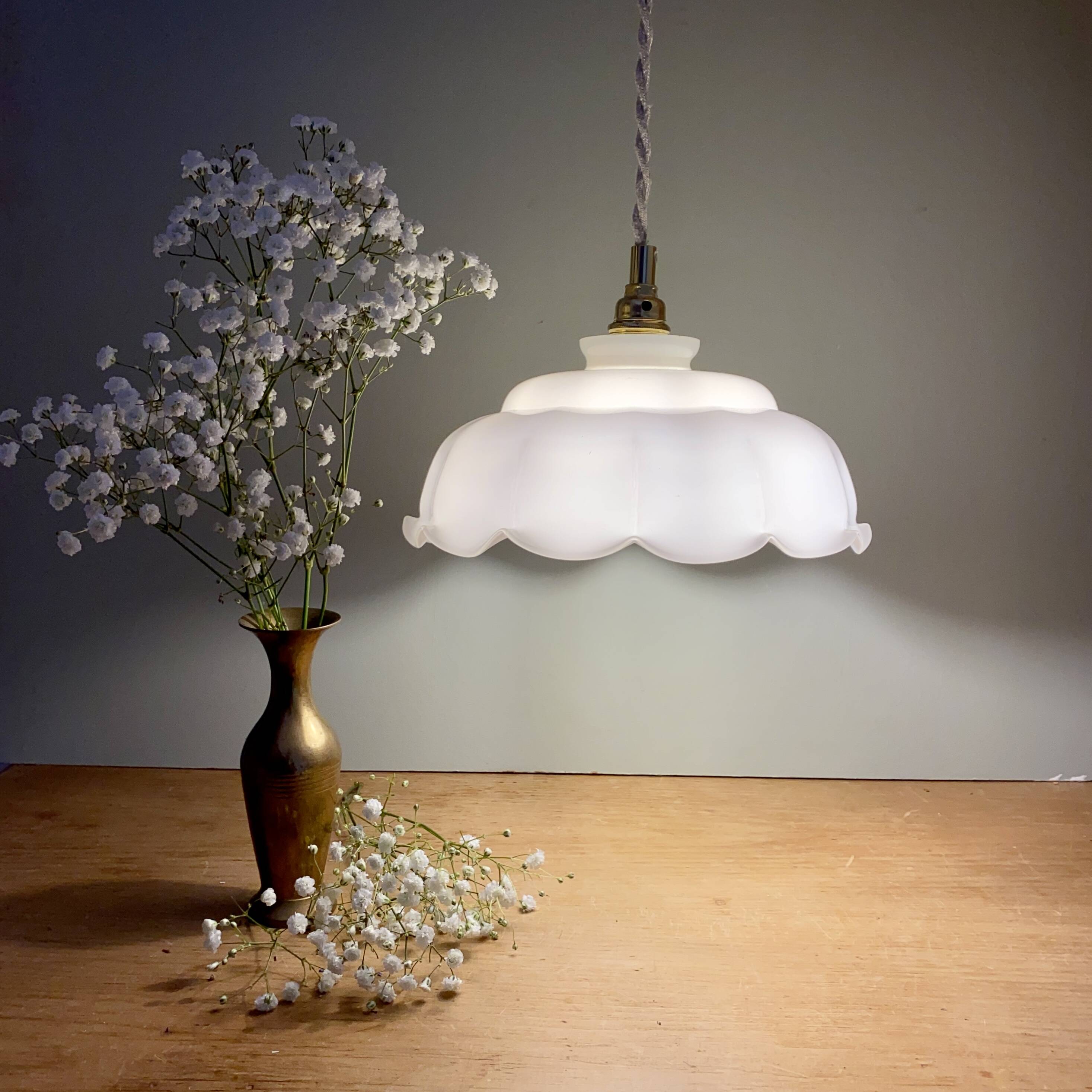 Vintage lamp lamp in white opaline