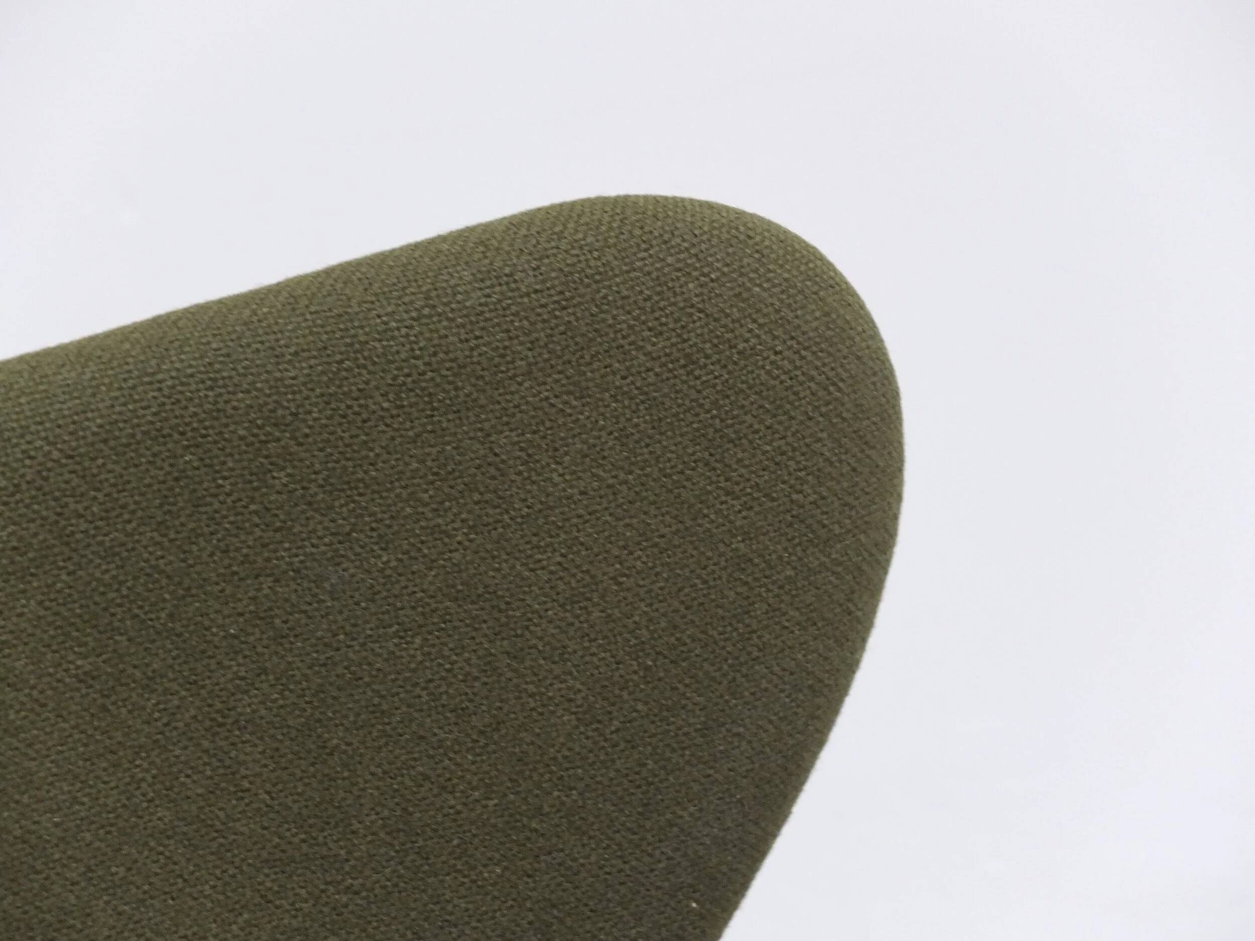 Pair of 'Series 7' chairs in green fabric by Arne Jacobsen for Fritz Hansen, 1980