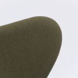 Pair of 'Series 7' chairs in green fabric by Arne Jacobsen for Fritz Hansen, 1980