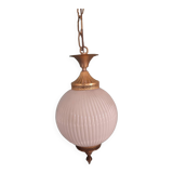 Lustre boule opaline dentelée en verre et laiton
