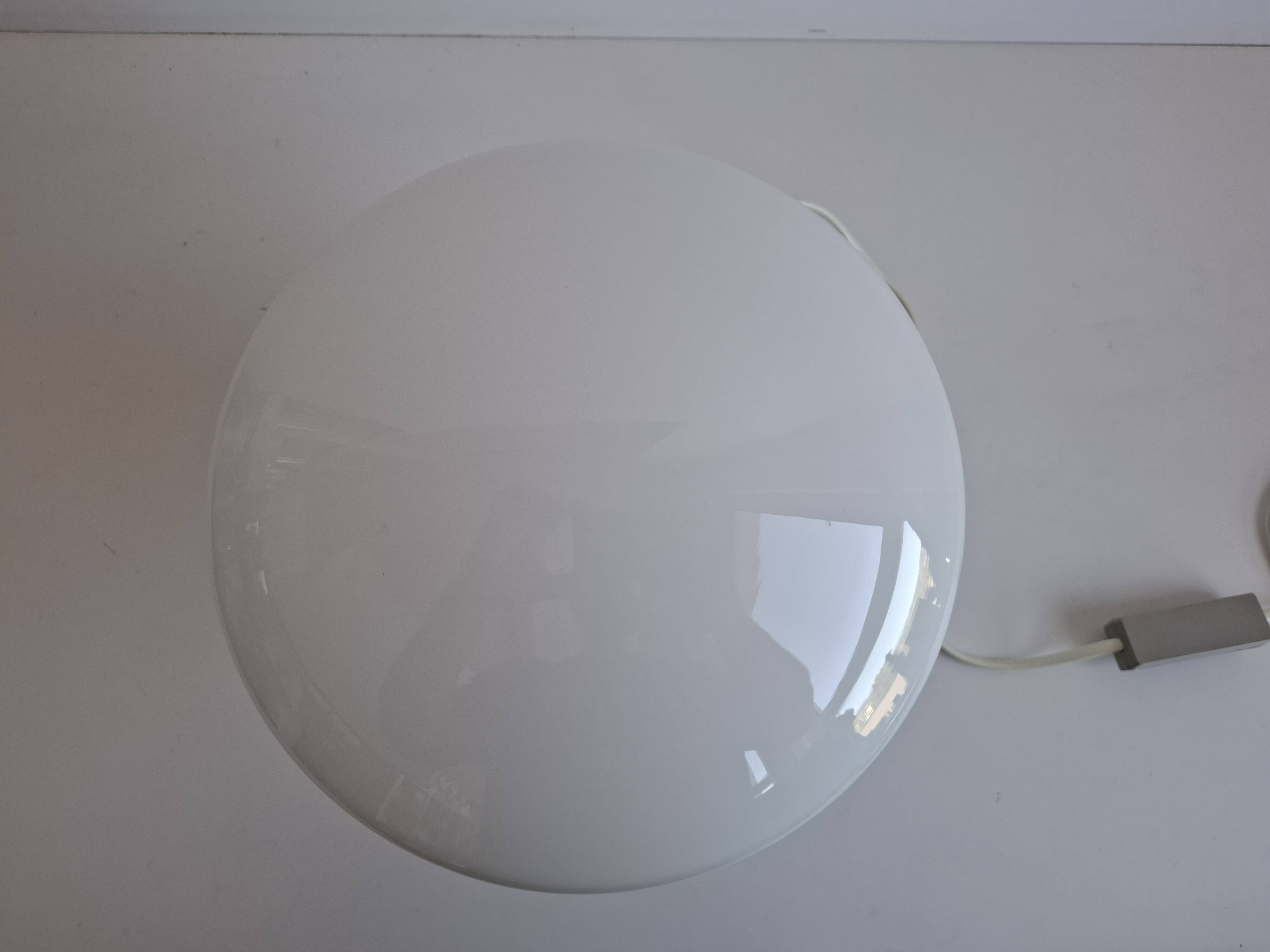 Lampe de table en verre opalin tchécoslovaque d'Ivan Jakeš des années 1970