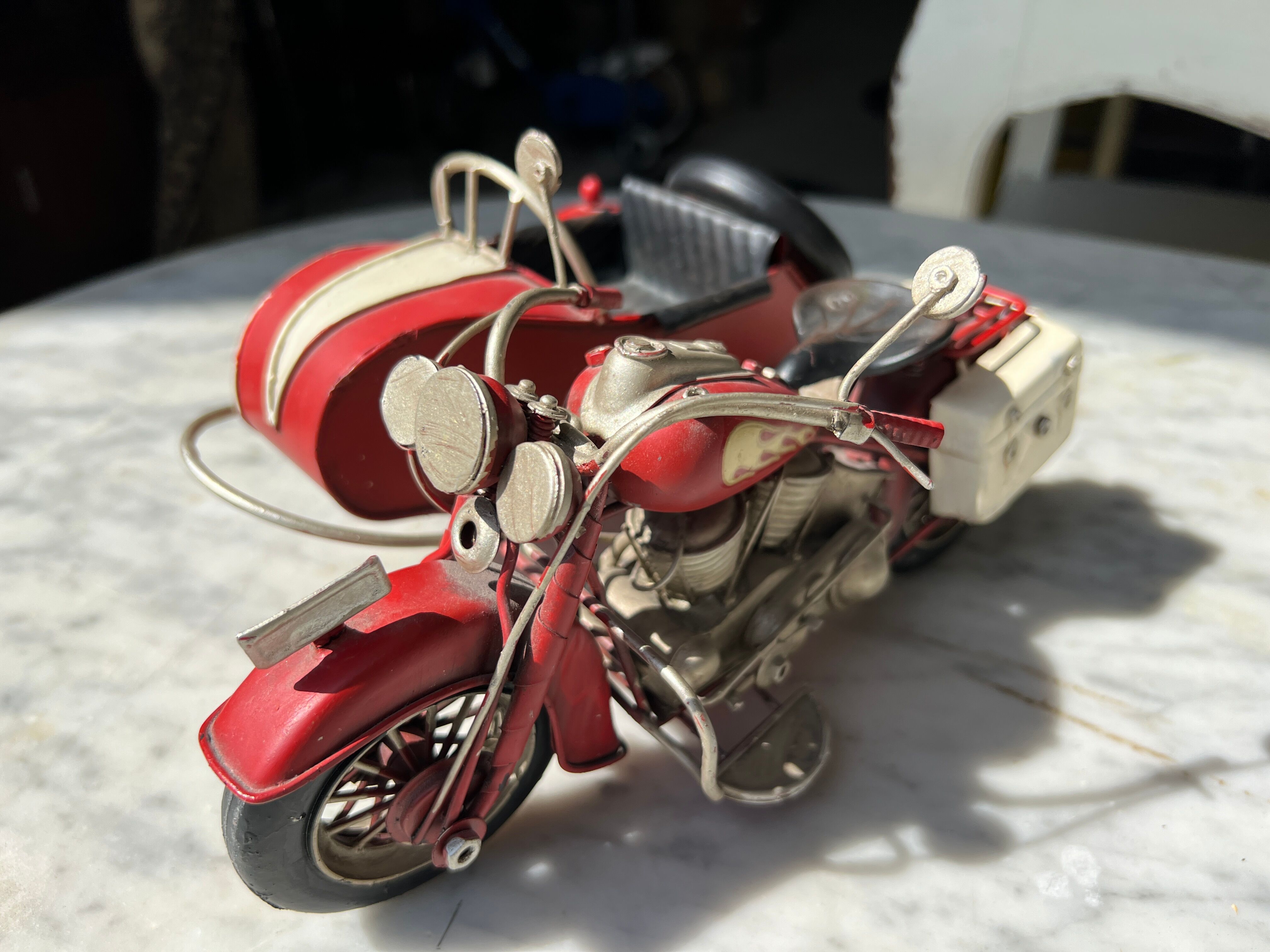 Moto side-car vintage en métal