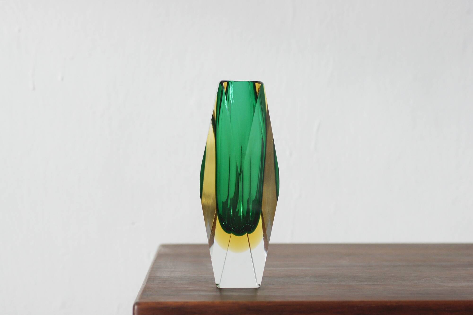 Vase à facettes en verre Sommerso vert et ambré