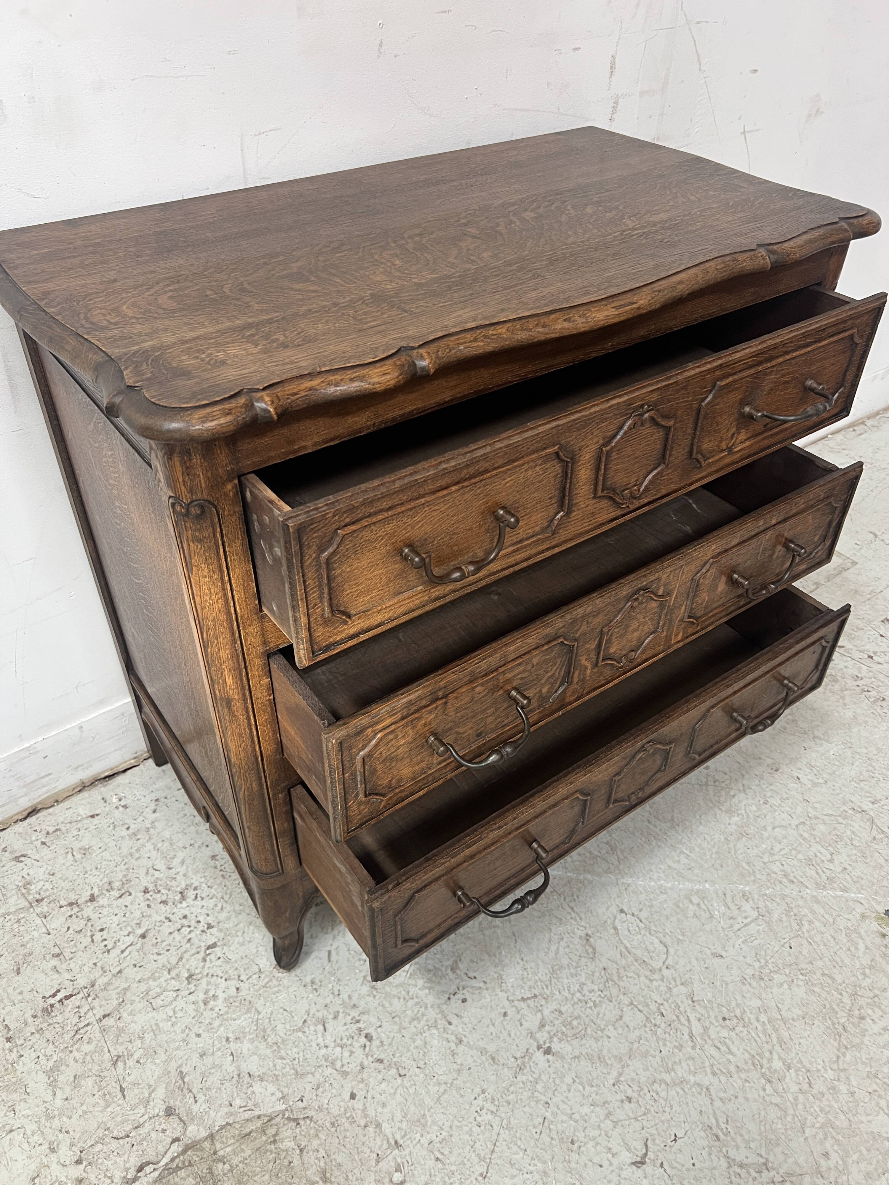 Commode de style Régence en chene sculpté XX siècle