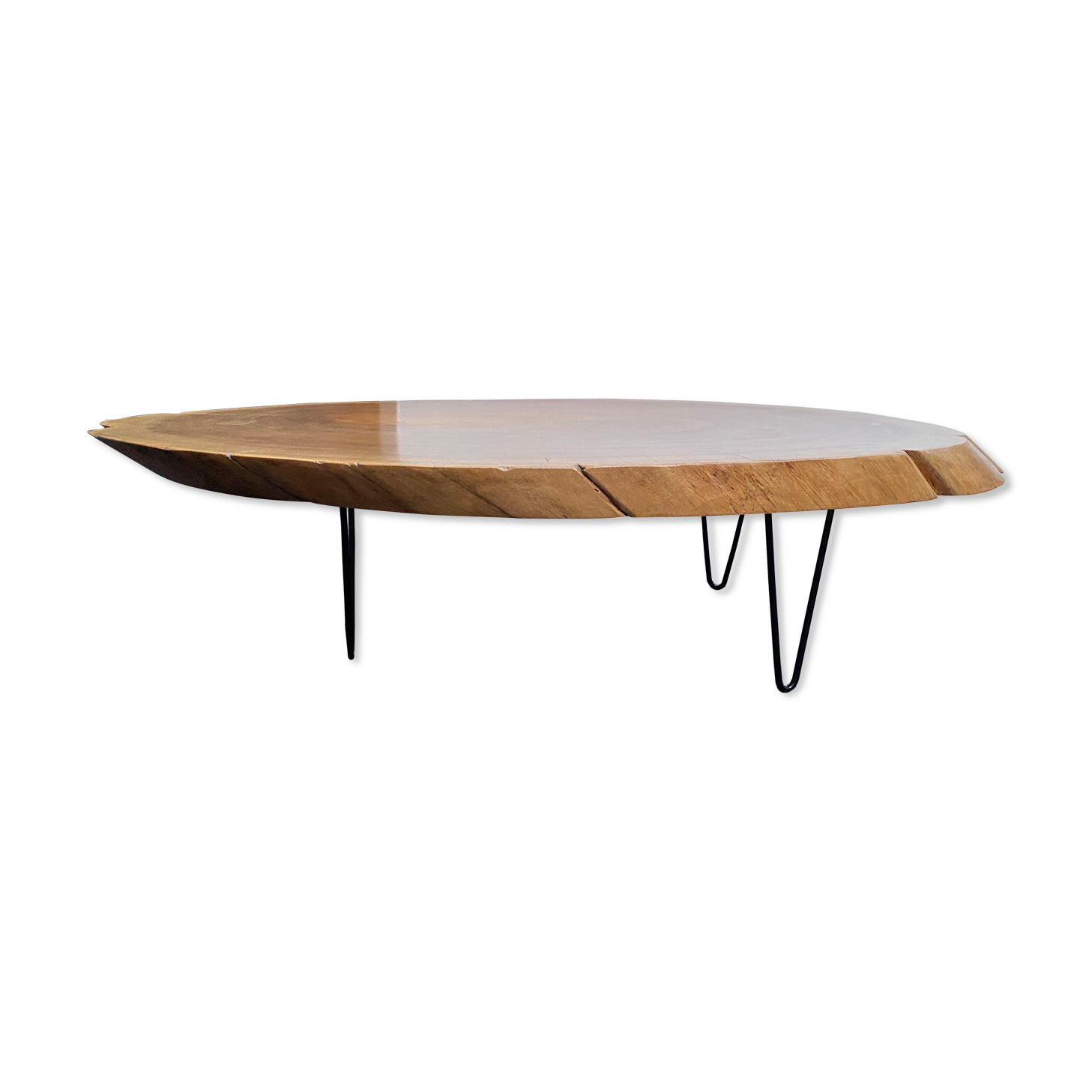Table basse ovale piétement en épingle métallique, plateau en bois exotique nonagénaire.