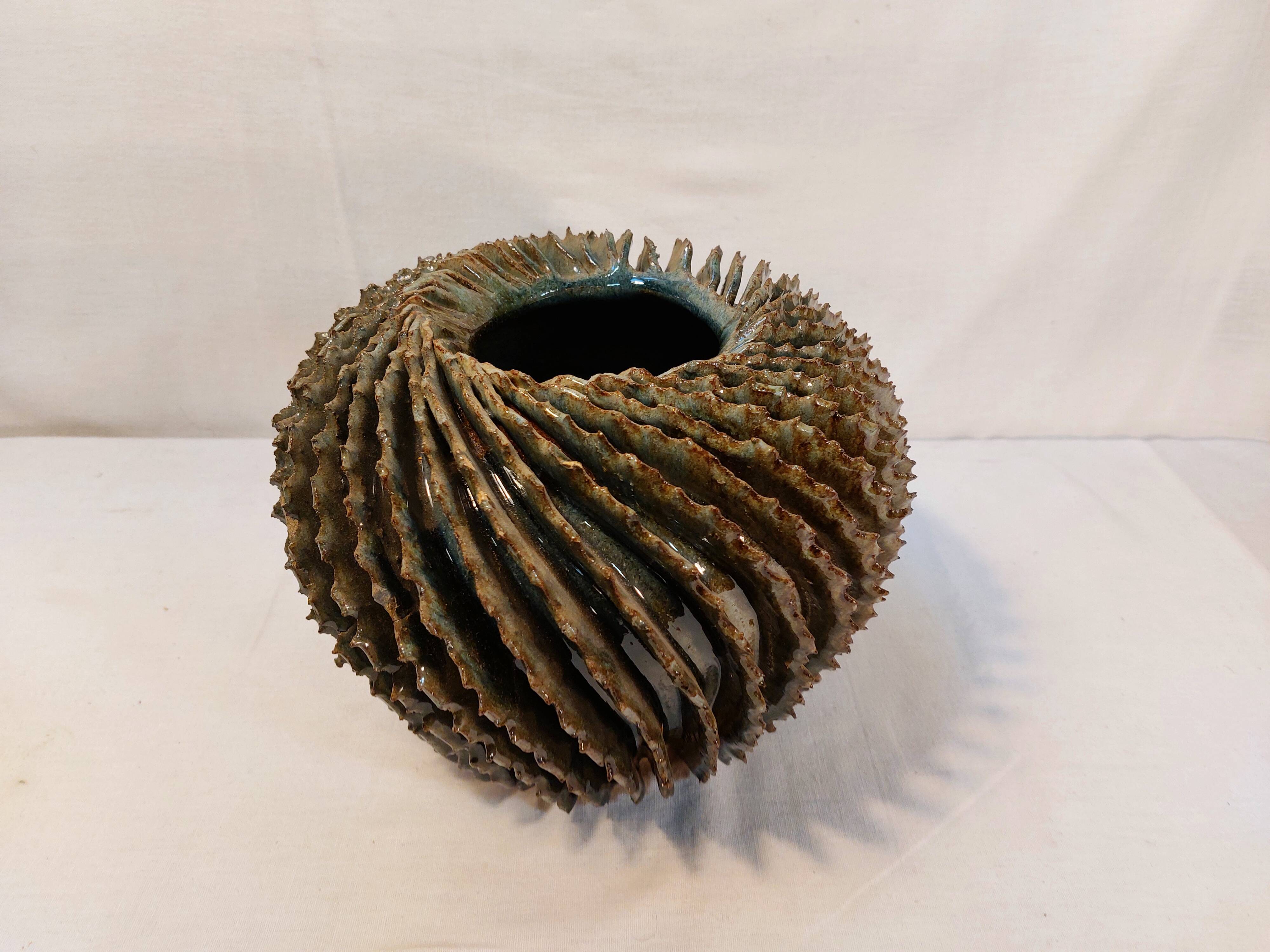 vase boule à ailettes torsadées