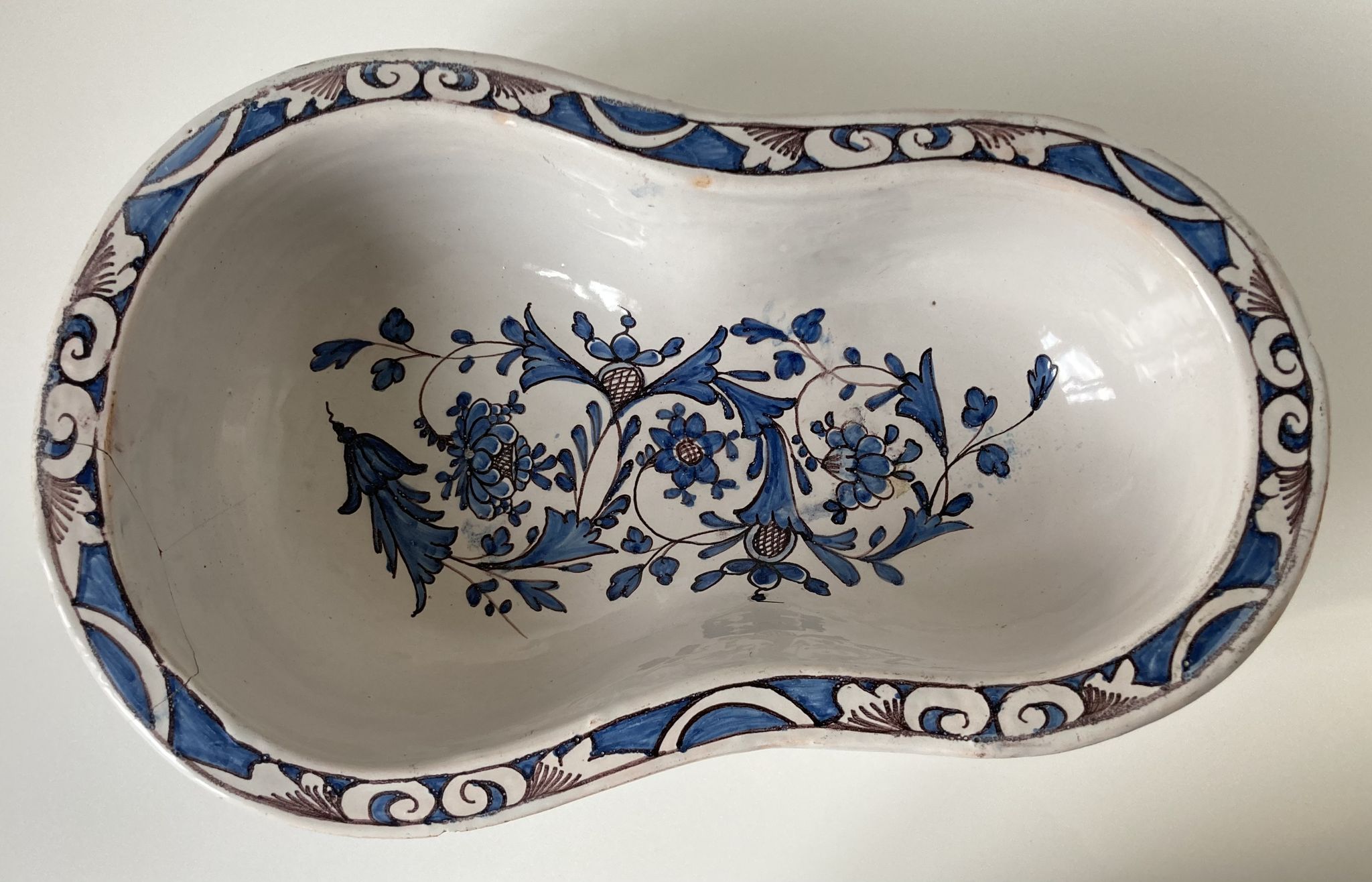Coupe à fruits en faïence de Rouen à décor floral bleu et brun p