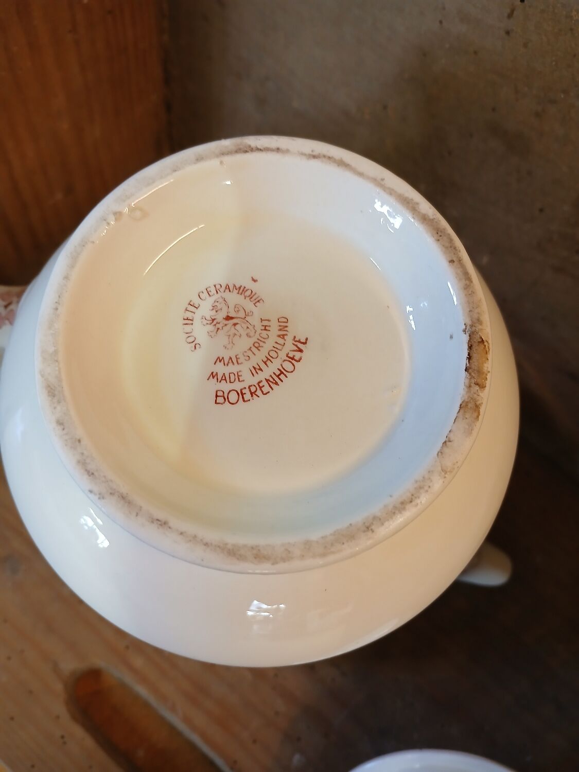 Antique coffee pot in Maastricht faience.