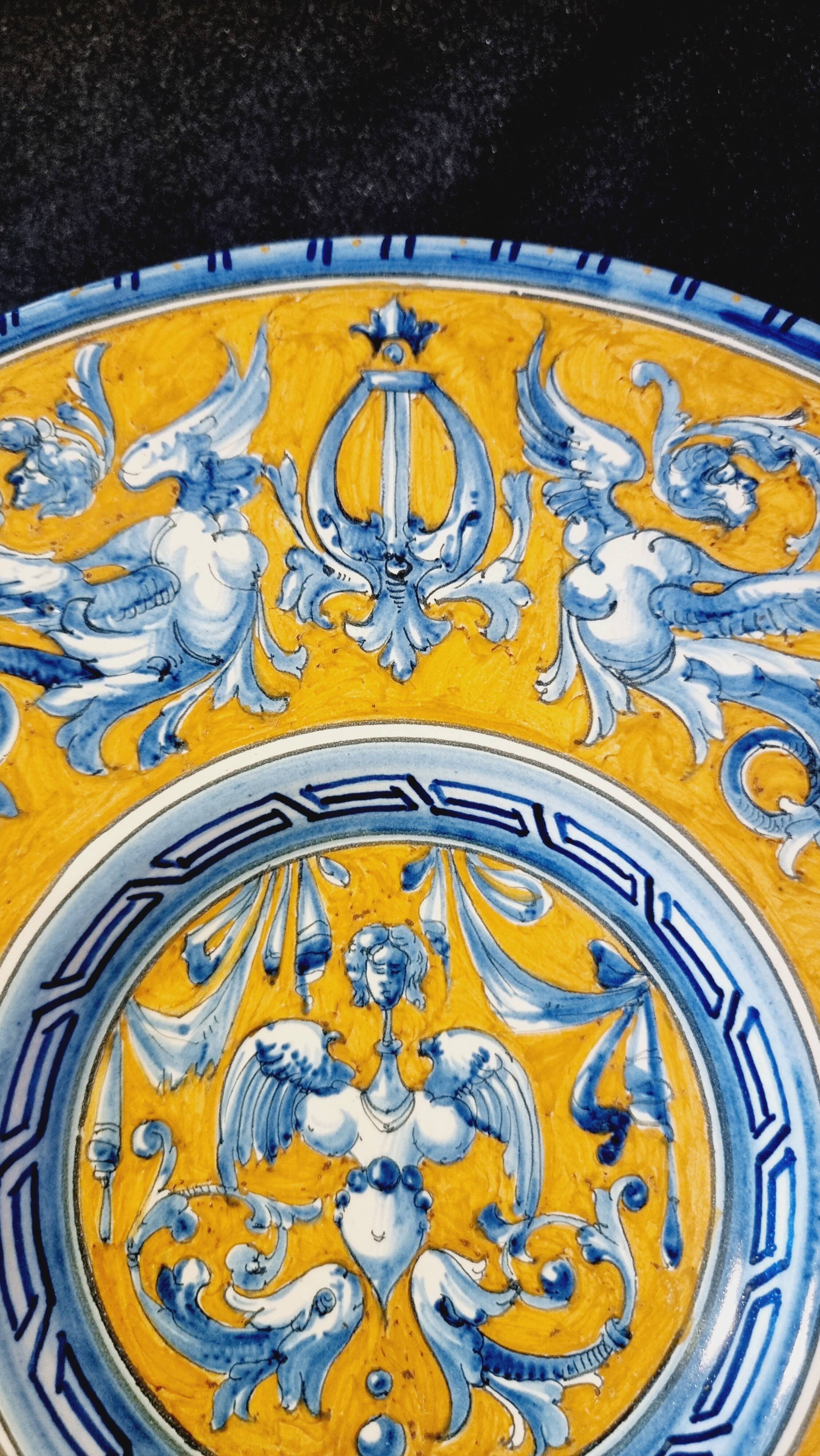 Large grotesque plate (Urbino/Castelli style), made in Italy, pei