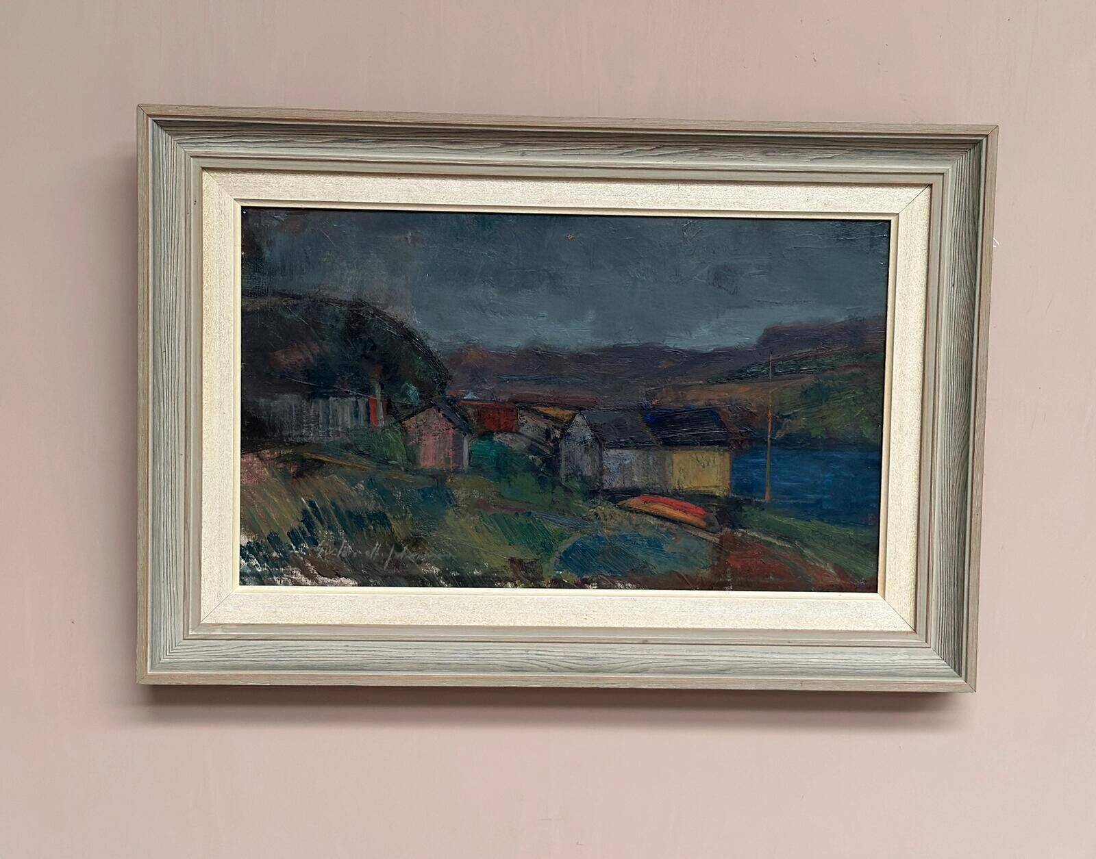 Huile sur toile suédoise d'époque mi-siècle – « Village » par Gustav Adolf Johansson – Vintage et encadrée – Environ 35,5 × 52,5 cm (14" × 20,7")