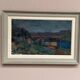 Huile sur toile suédoise d'époque mi-siècle – « Village » par Gustav Adolf Johansson – Vintage et encadrée – Environ 35,5 × 52,5 cm (14" × 20,7")