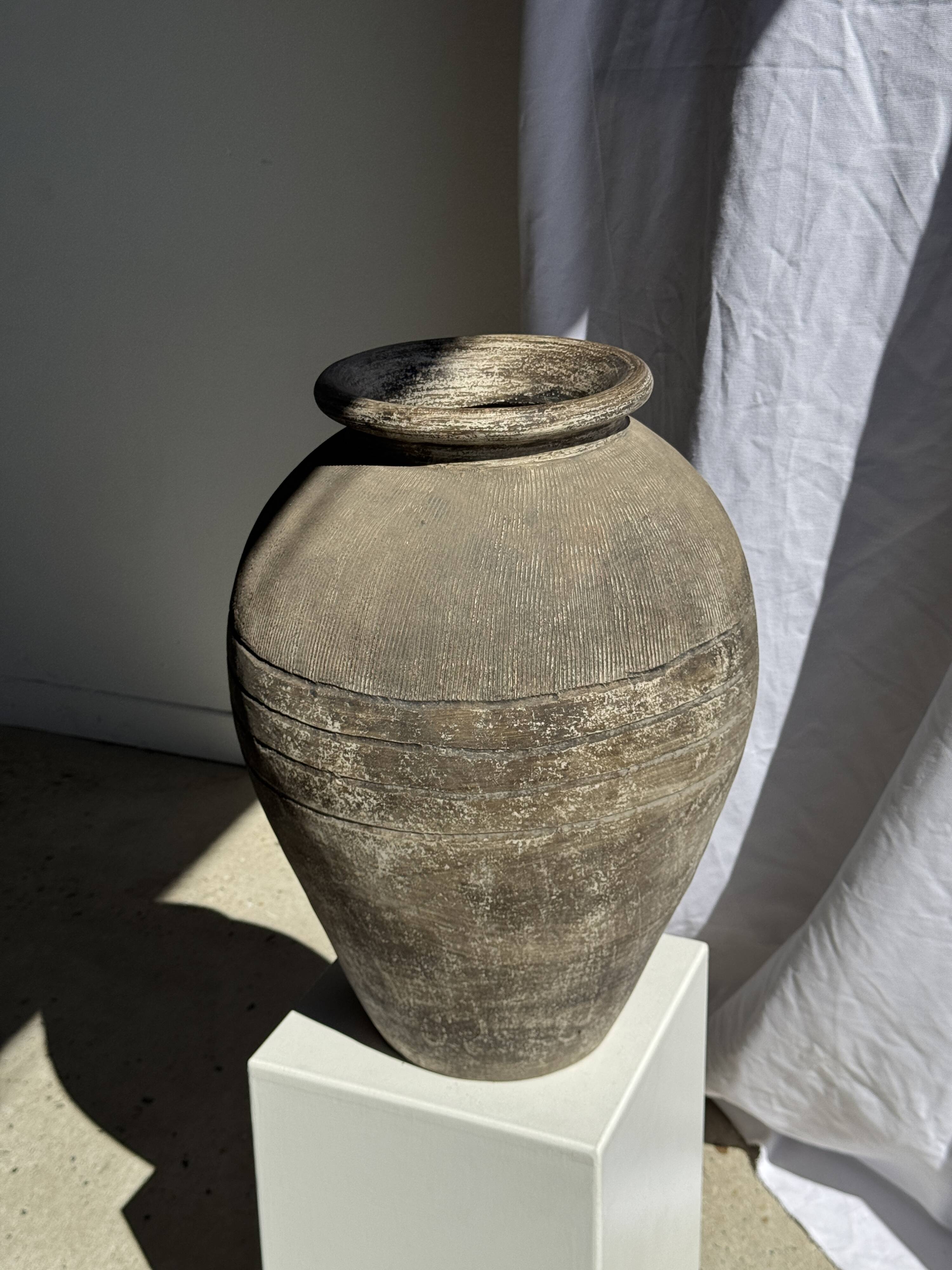 Pot antique gris indonésien motifs de cernes et stries