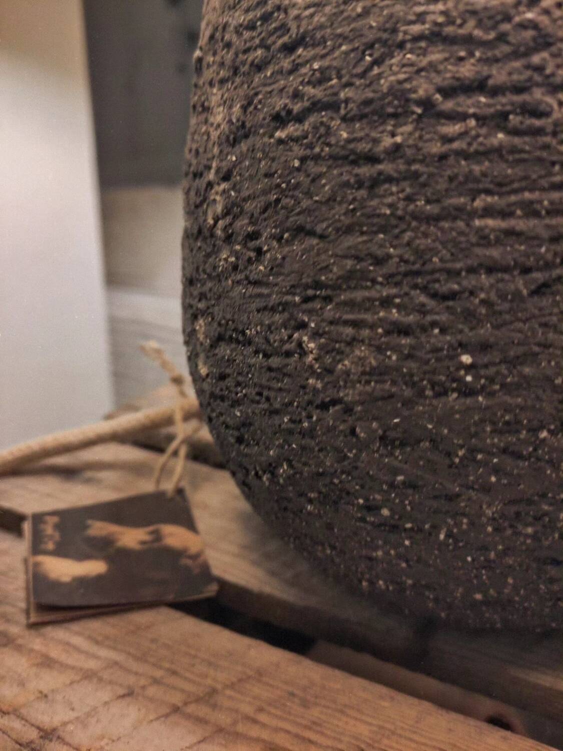 Table lamp in stoneware and natural jute