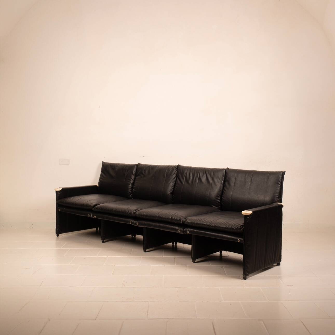 Divano "Minni" di A. Mazzoni D. Stelle e G. Gualtierotti per Giovannetti