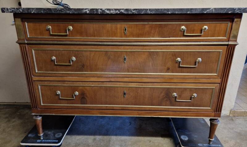 Mahogany commode with mahogany veneer from the Louis XVI period - late 18th century.