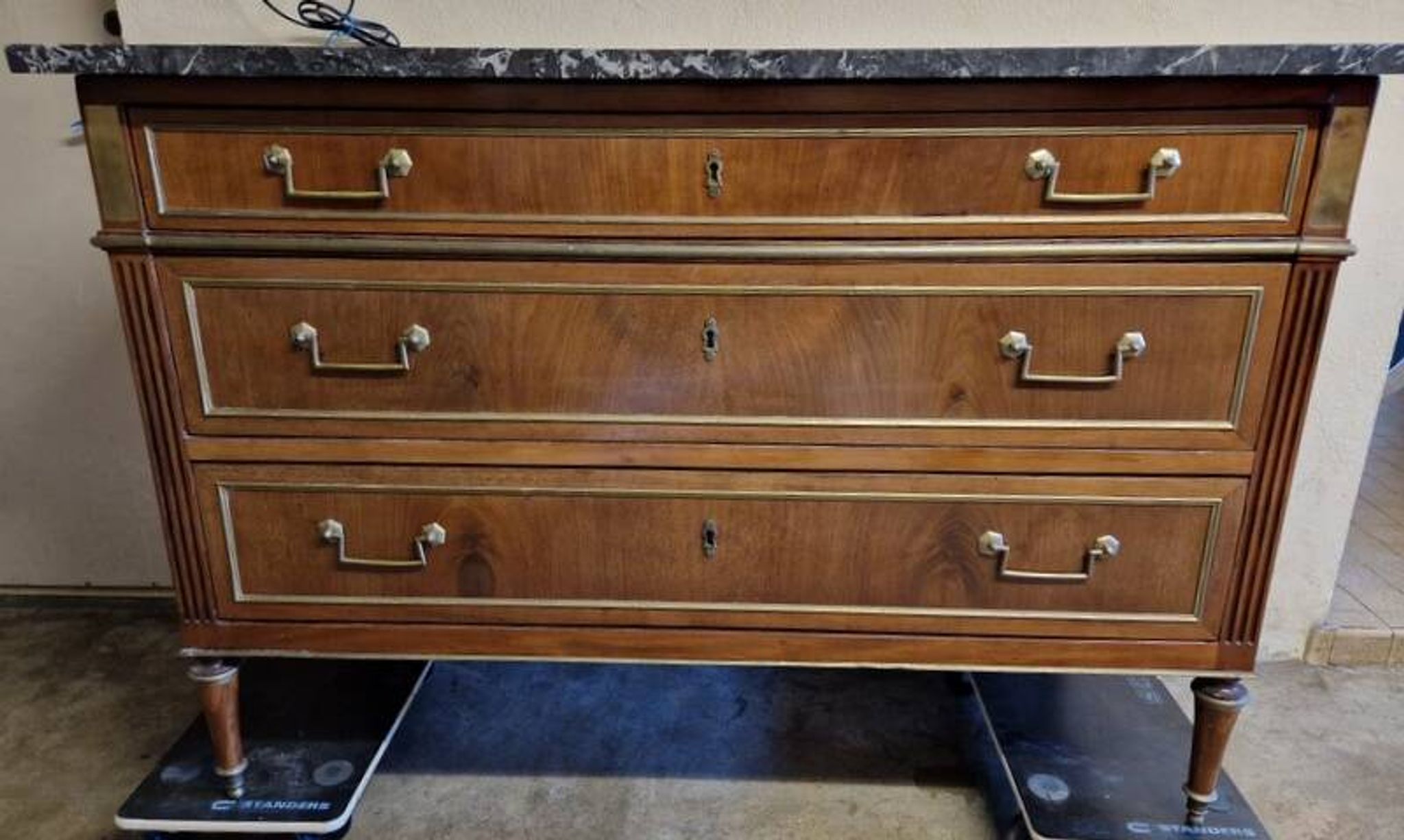 Commode en acajou et placage d'acajou époque Louis XVI, fin du 18ème s.