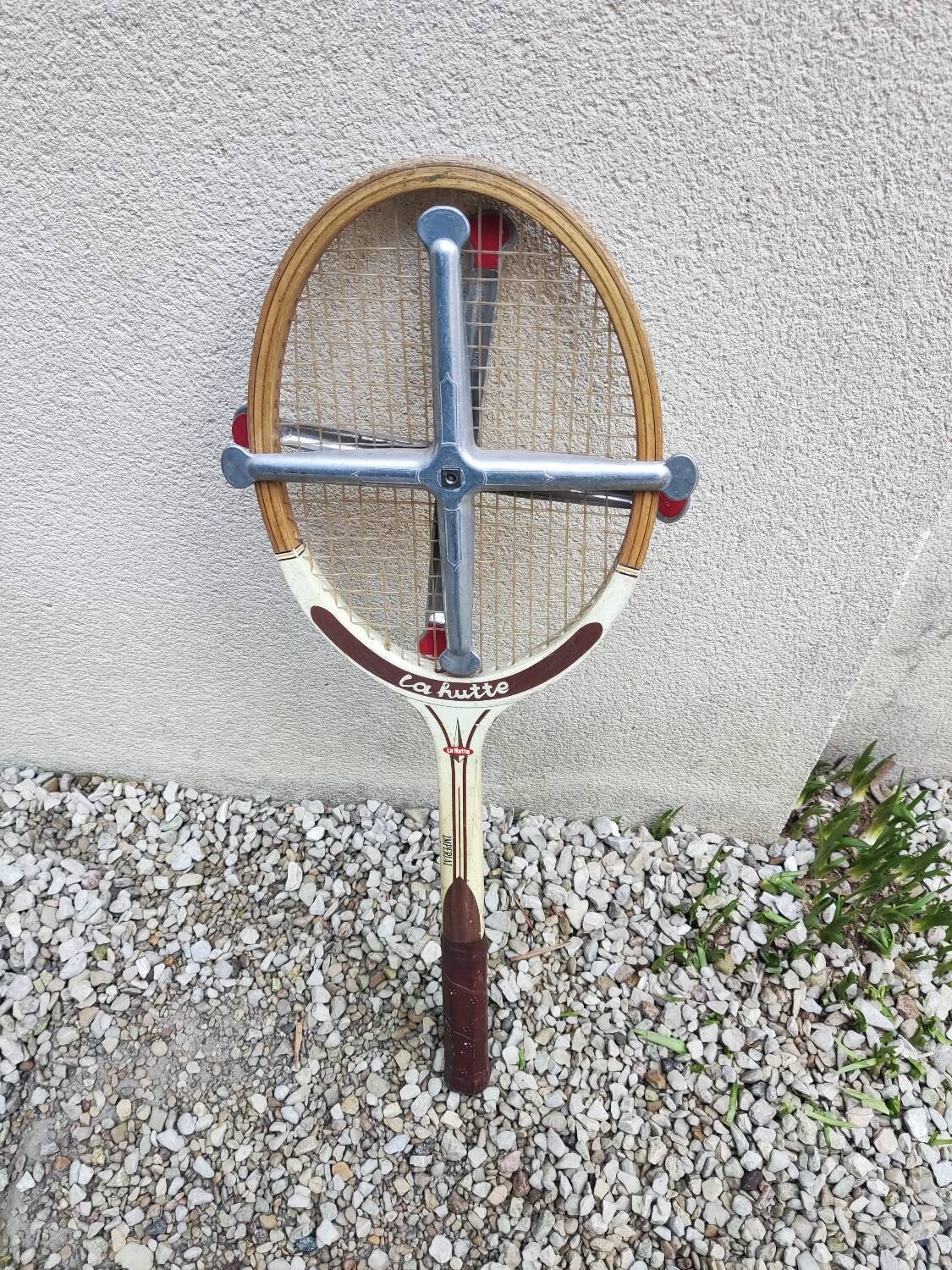 Old tennis racket La Hutte