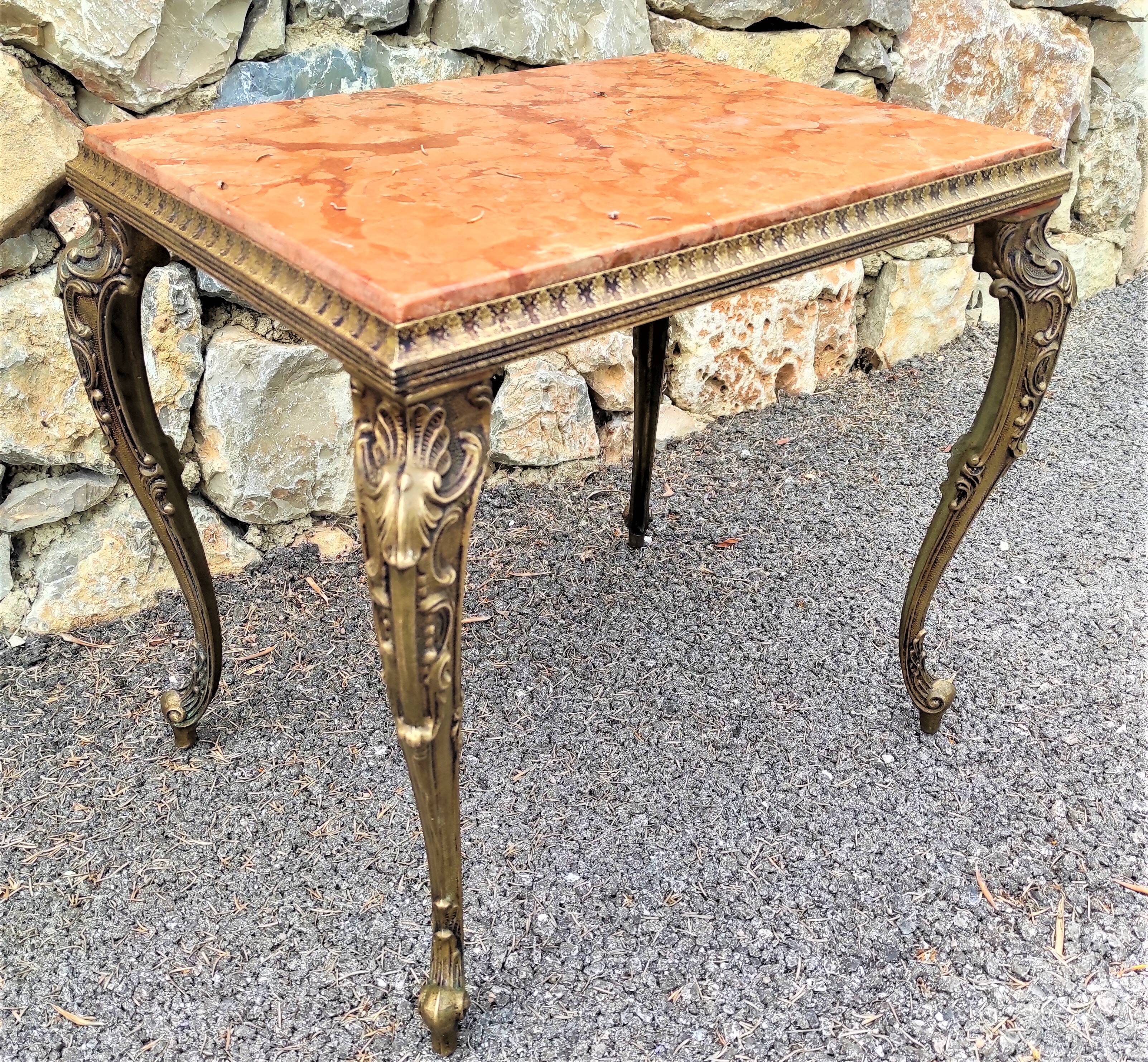 Coffee table with curved legs and pink marble top
