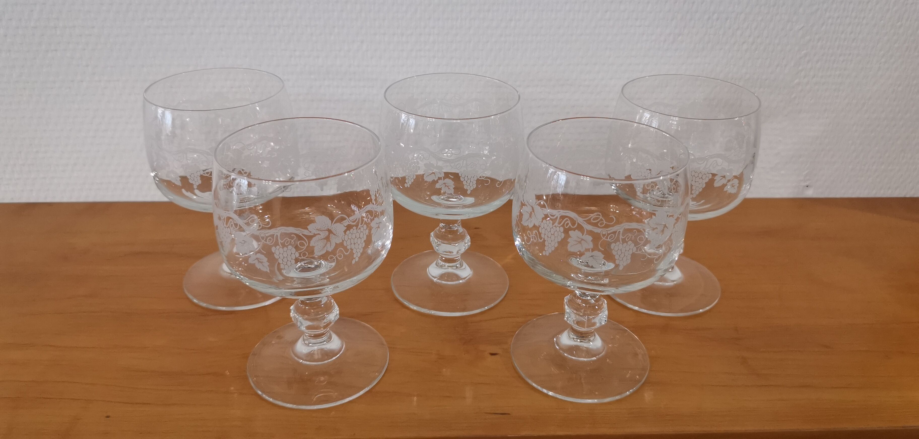 Set of 5 water glasses on feet, grape decoration and Luminarc vine shoot